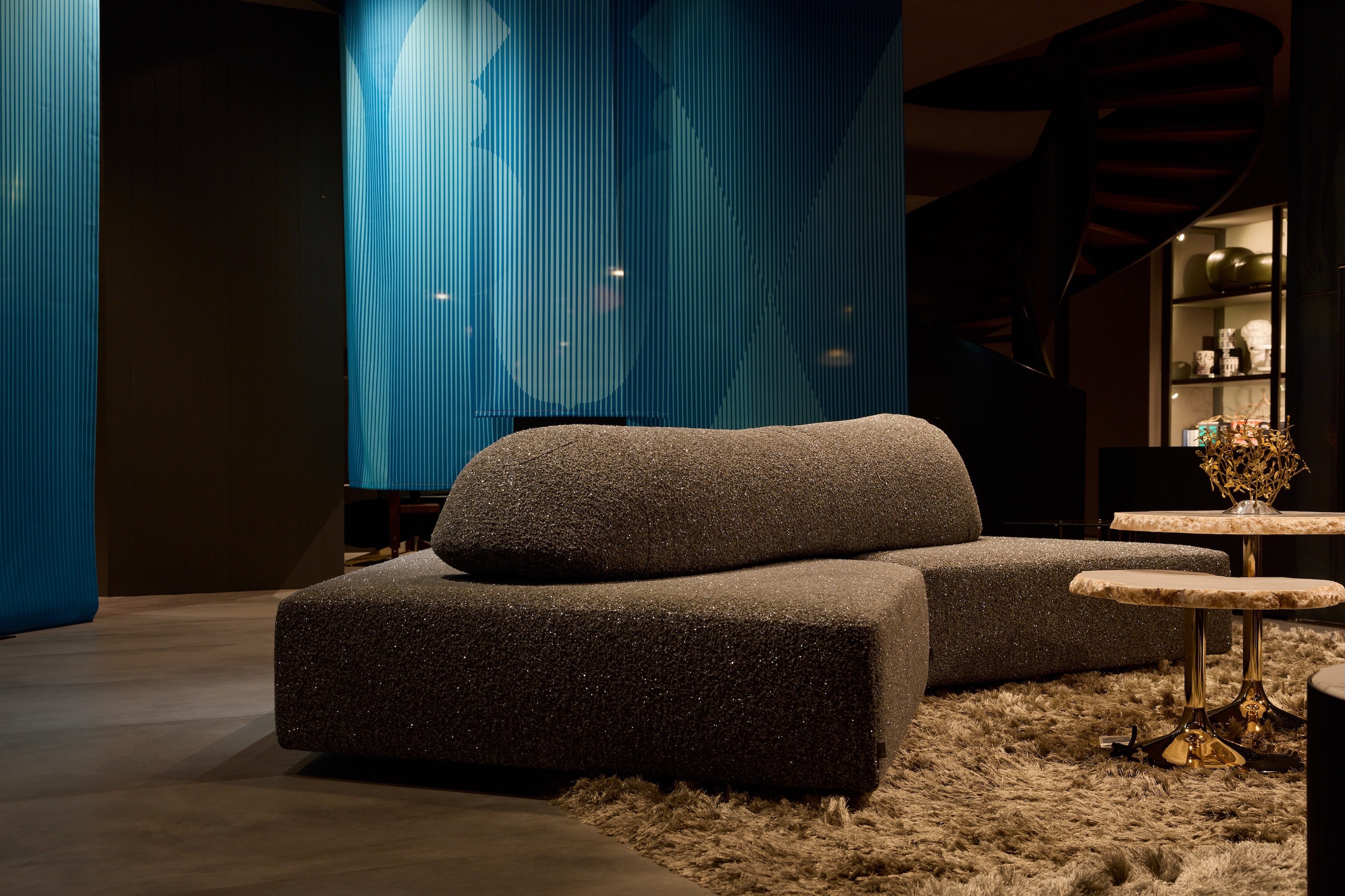 On the Rock沙發因為Minerals面料，從不同角度皆隱隱閃爍著光芒。