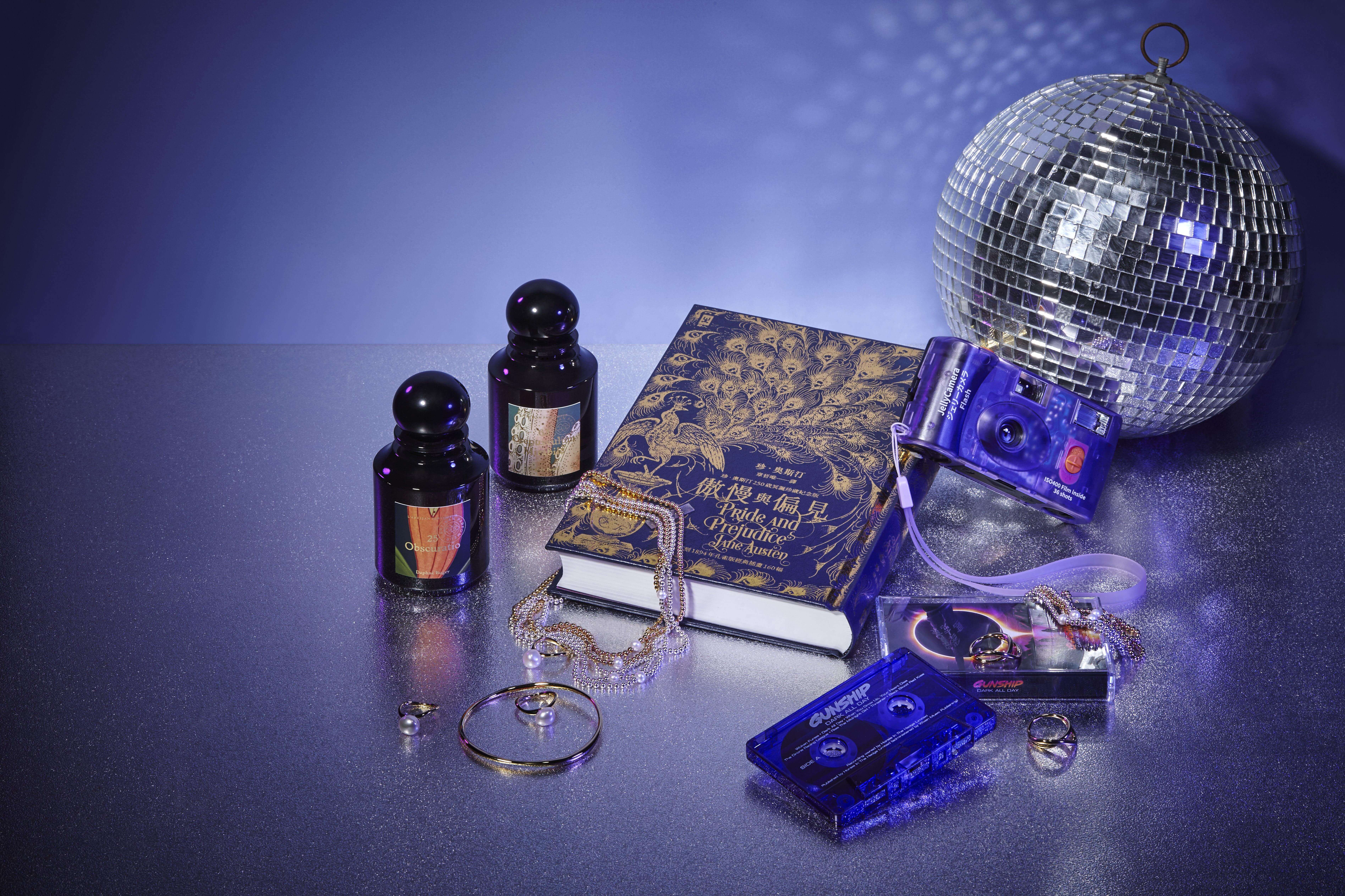 《夜色依蘭》淡香精、《暮夜沈醉》淡香精 by L‘Artisan Parfumeur 阿蒂仙之香「秘境植物園」系列；多層次串飾項鍊、珍珠墜飾戒指、金色環狀手圈 all by PANDORA ；傲慢與偏見（珍奧斯汀250歲冥誕珍藏紀念版）、FUJI Jelly Camera透明果凍底片相機、Gun Ship《DARK ALL DAY》卡帶；多層次珍珠串飾手鍊、雙圈戒指 all by PANDORA