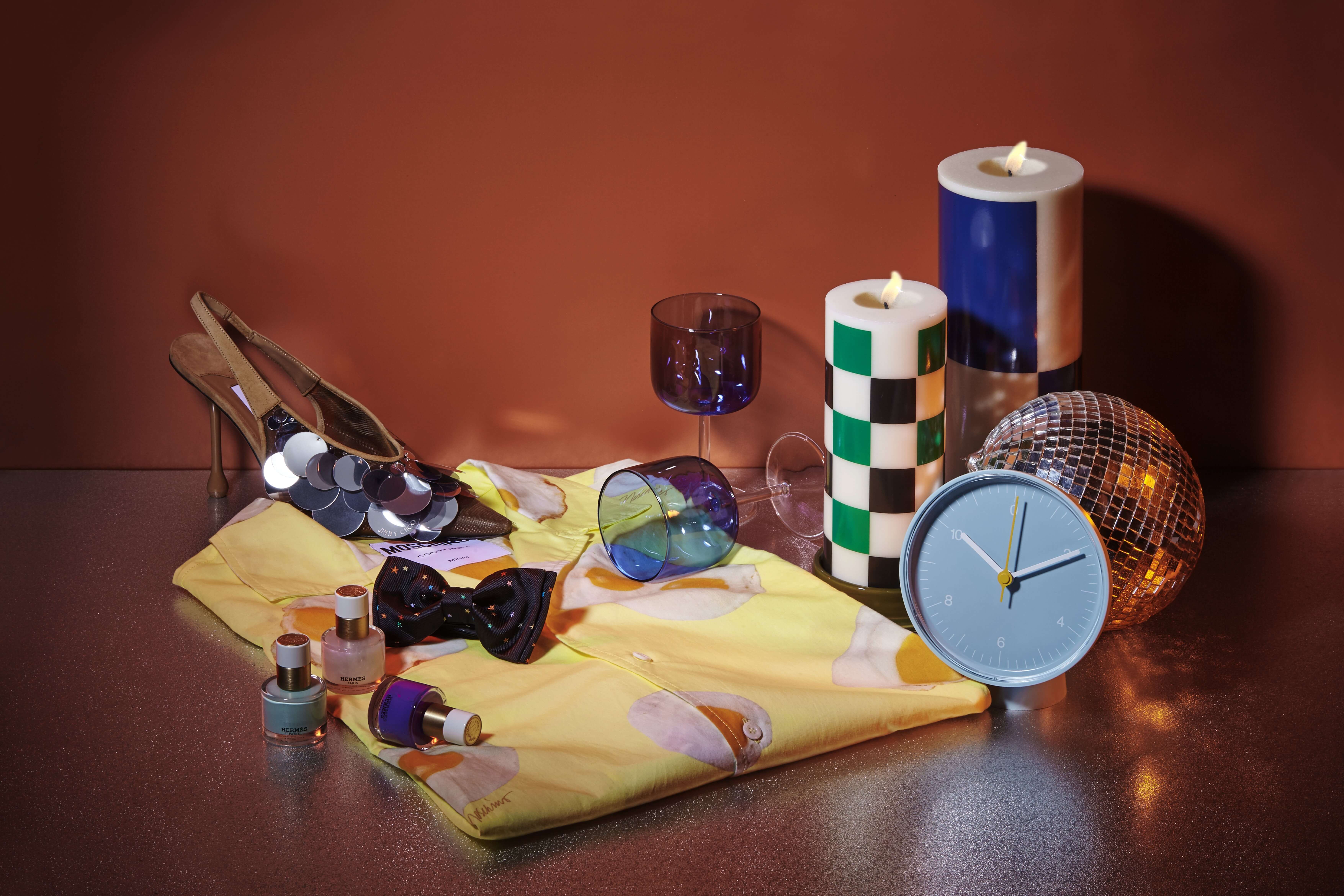 銀色亮片派對高跟鞋 by Jimmy  Choo、鵝黃荷包蛋印花短袖襯衫 by MOSCHINO、彩色星星領結 by Paul Smith；薄荷綠指甲油、珍珠白亮甲油、天鵝絨紫色指甲油 all by LES MAINS HERMÈS 愛馬仕手部系列 2025 限量珍藏版指甲油；藍色透明玻璃杯、column candle圓柱蠟燭米白綠黑、深綠蠟燭台、column candle 圓柱蠟燭奶綠深藍、午夜藍蠟燭台、水藍色桌鐘 all by HAY Taiwan