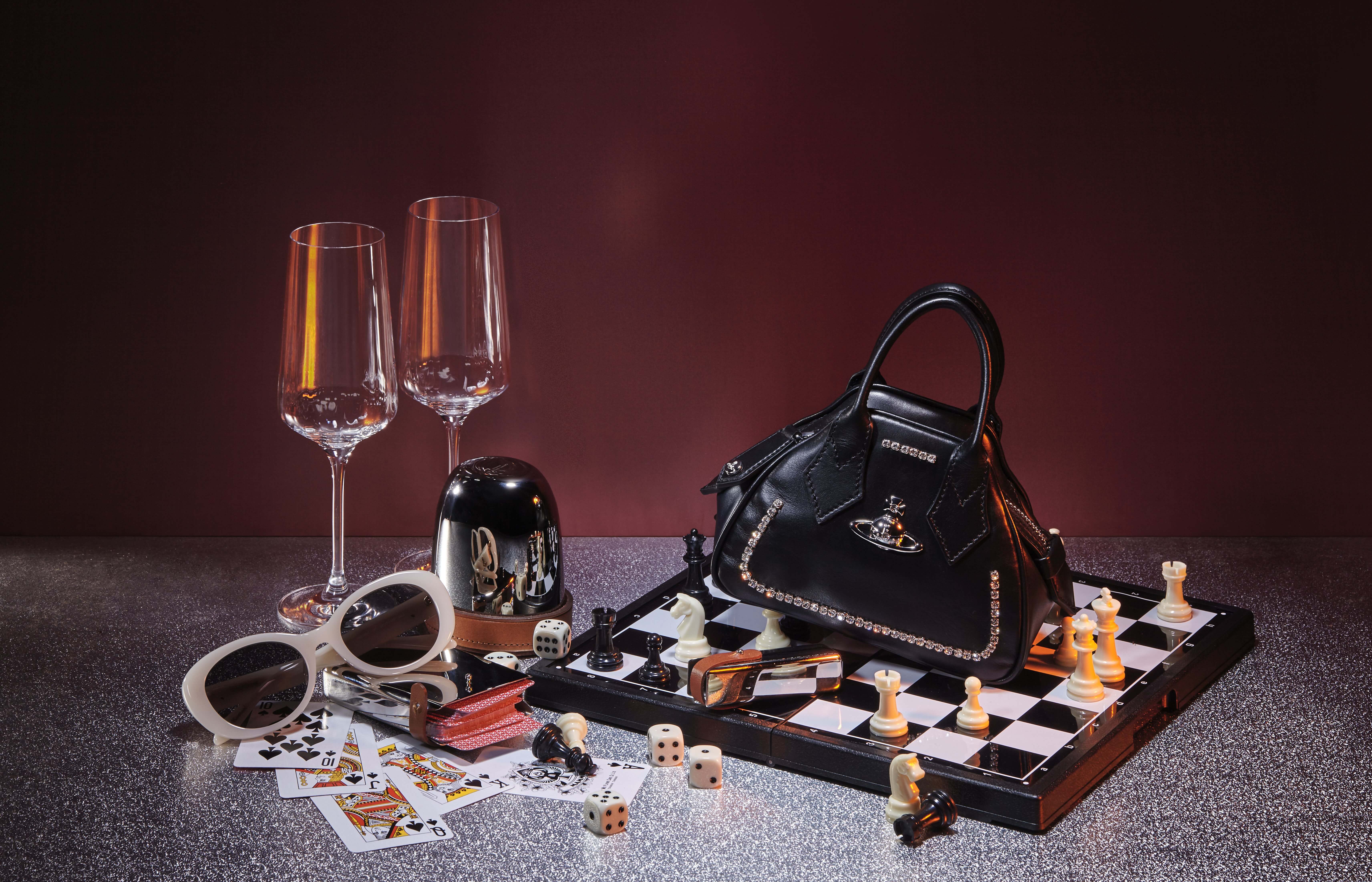 Bernadotte系列香檳酒杯、SKY DICE骰盅、SKY CARD撲克牌金屬收藏盒、SKY DICE骰子金屬收藏盒、SKY DICE骰子 all by GEORG JENSEN；白色復古墨鏡、黑色迷你鑲鑽手提包 all by Vivienne Westwood