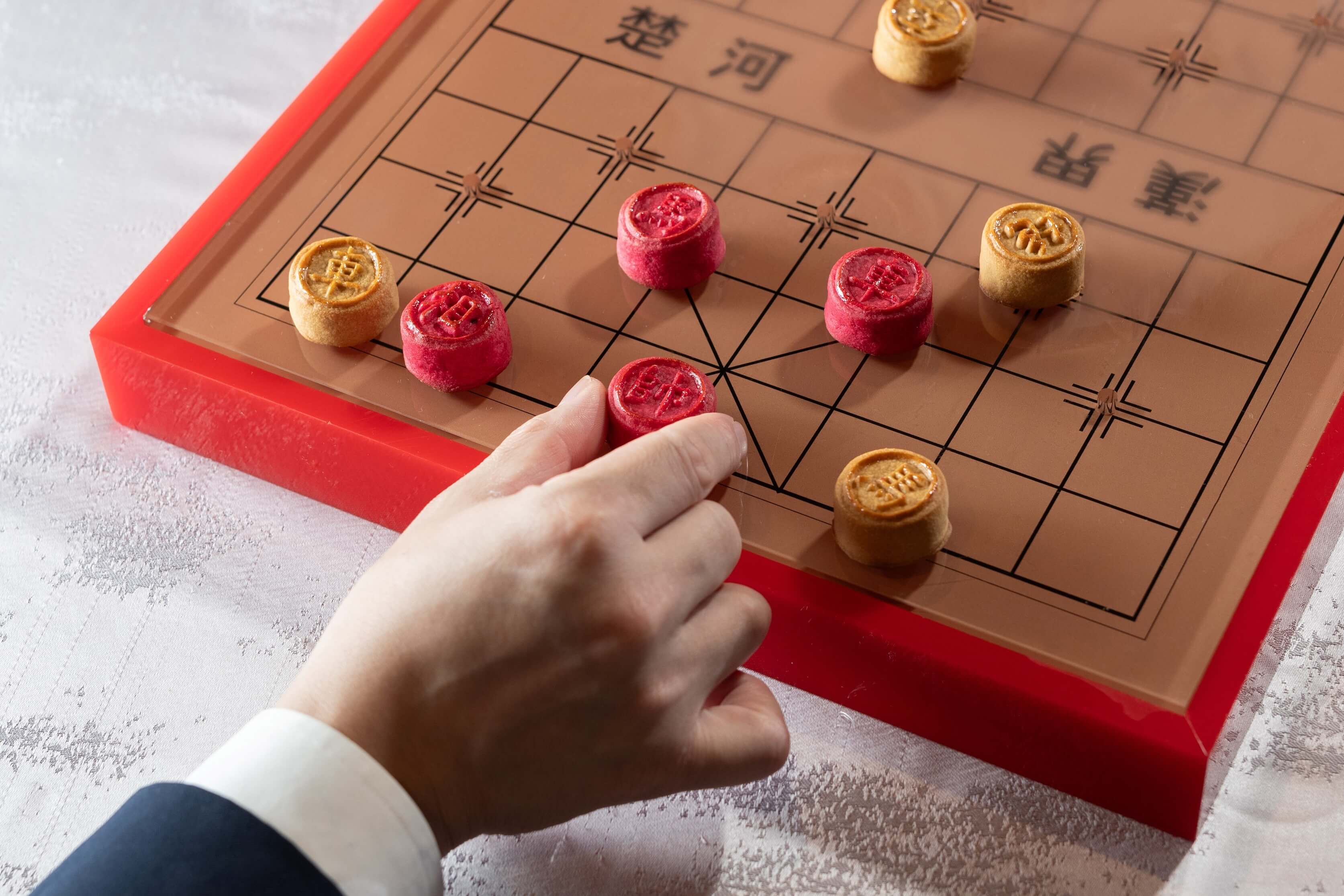 香港文華東方酒店中菜行政總廚黃永強招牌甜點「棋逢敵手」，月前受邀來台獻藝。圖片／台北文華東方 提供