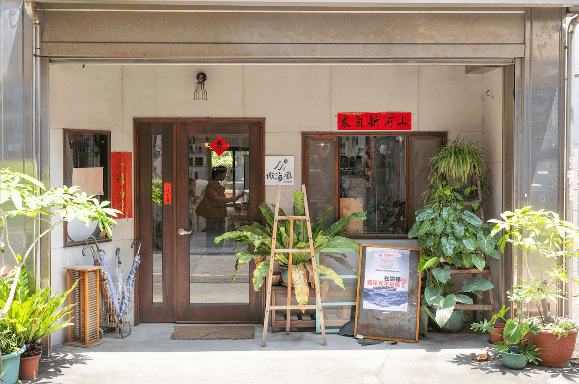 「痛，我願同行」合作店家苑裡掀海風共同創辦人林秀芃指出「你的痛就是我的痛」，期待此次前線照片展示，能讓更多人接觸並關心世界上正發生的人道議題。