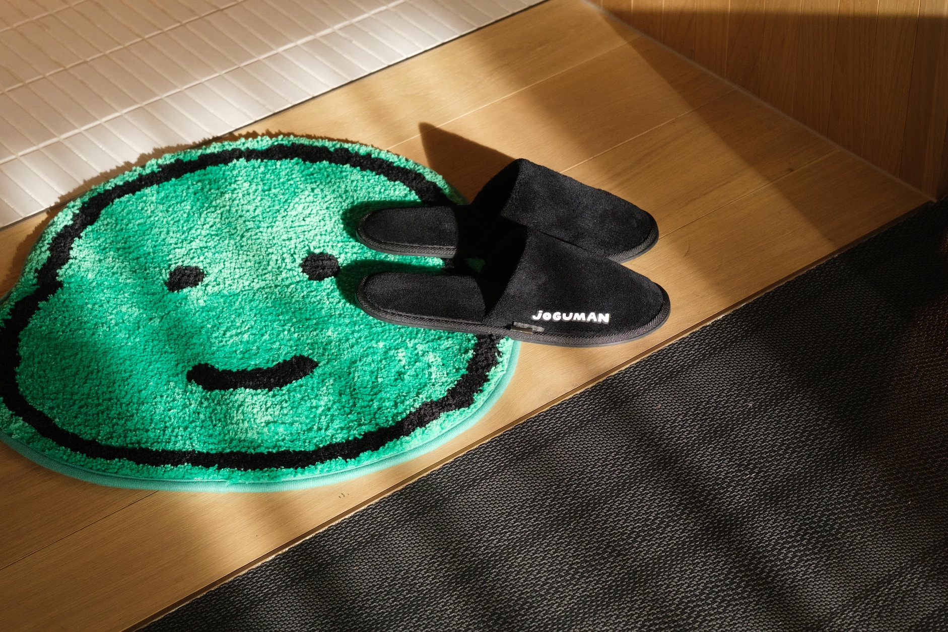 房內裝飾從地毯、掛畫到拖鞋，都藏著JOGUMAN的世界觀細節。