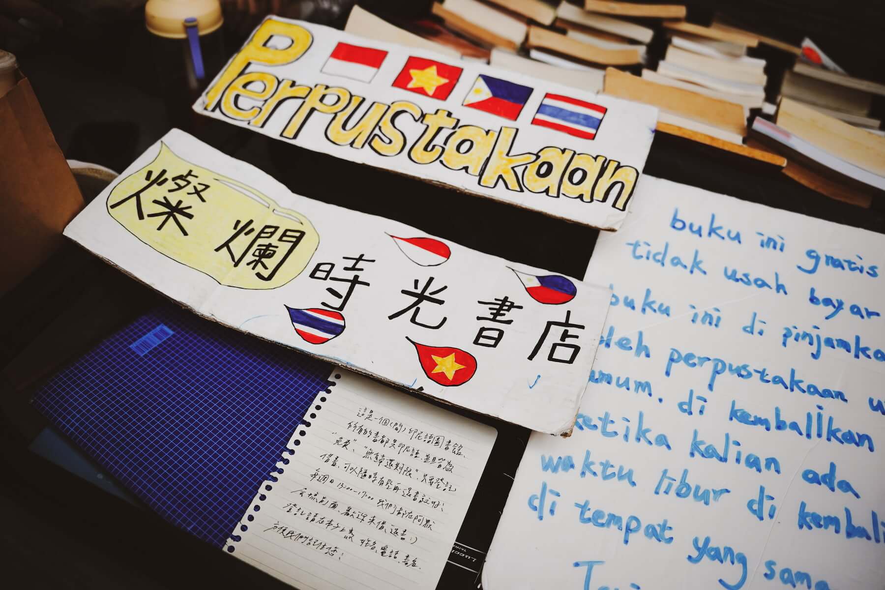 為方便東南亞朋友借書，燦爛時光把據點紮進交通最便利、也有最多印尼移工聚集的台北車站大廳中。（攝影／Mion）