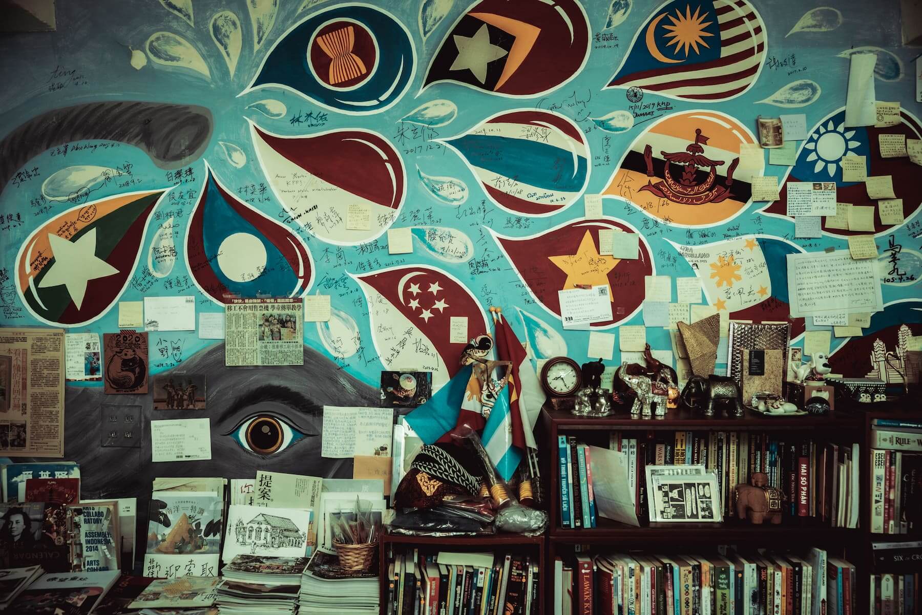 自從開店初期，想盡一分力的志工身影不斷，店內繽紛別緻的牆壁就是在眾人的協力合作之下完成。（攝影／吳昭晨）