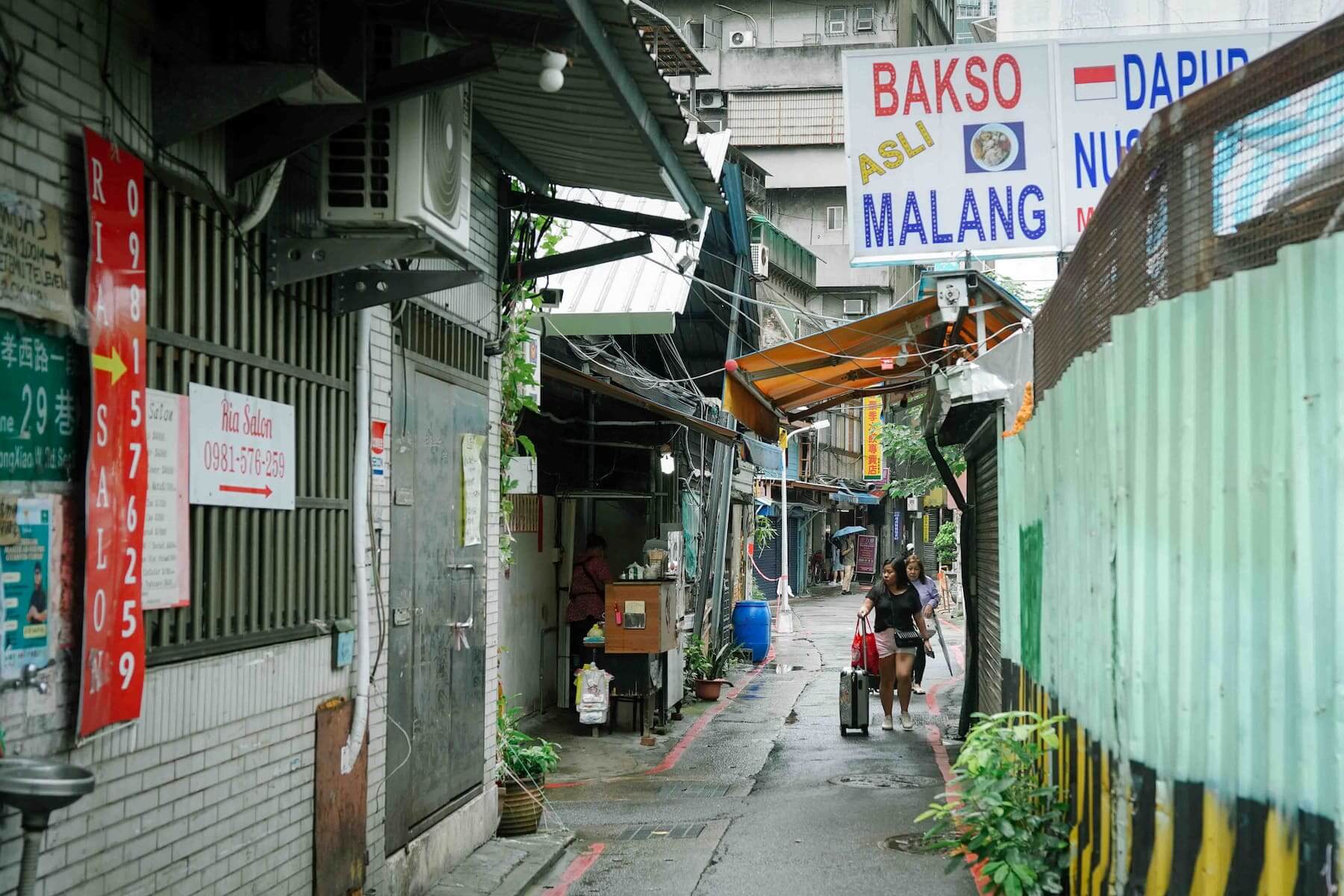 台北車站旁的印尼街，是城市中重要的東南亞社群據點之一。（攝影／黃銘進）