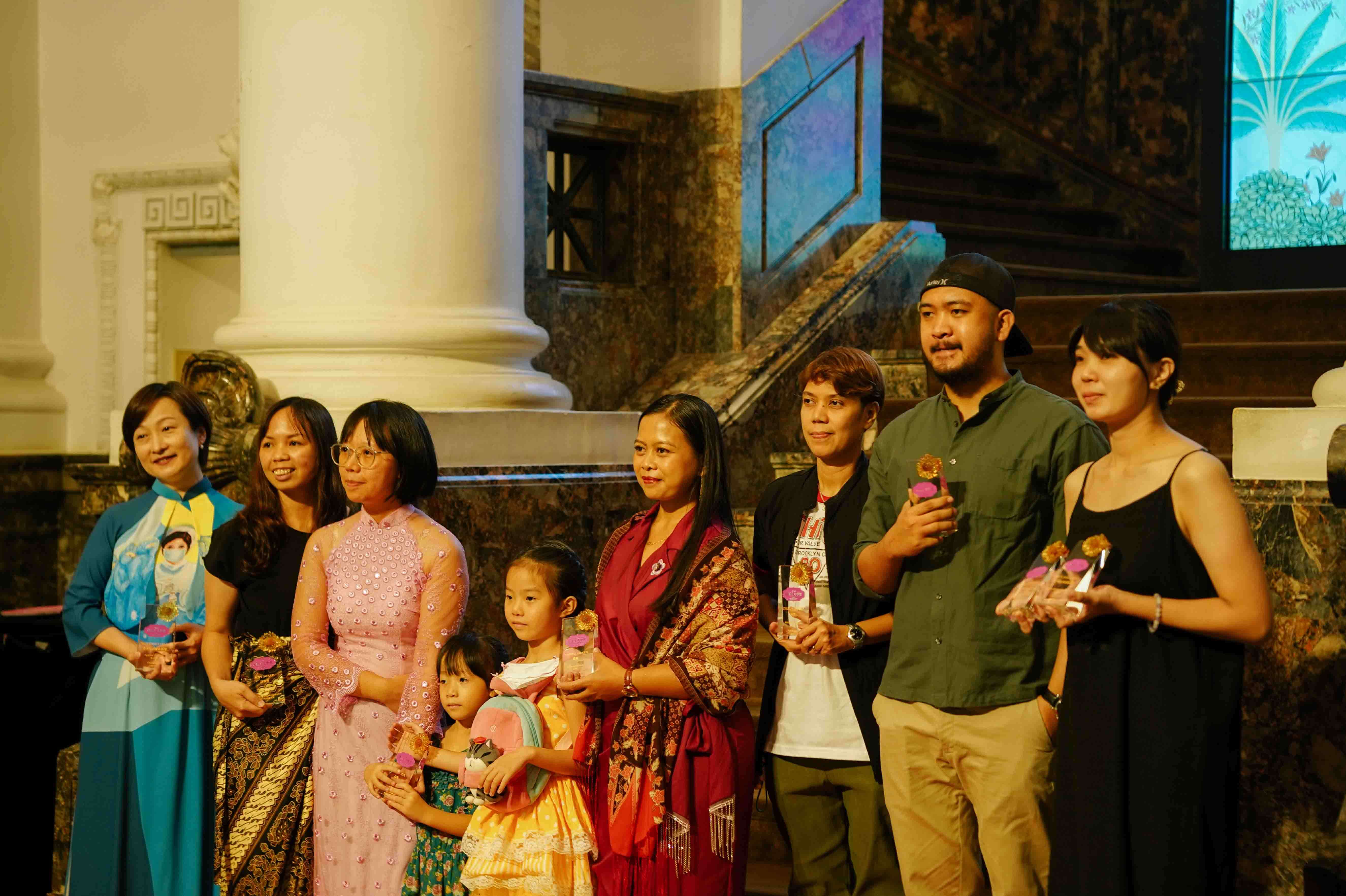 第八屆移民工文學獎得主們。（攝影／黃銘進）