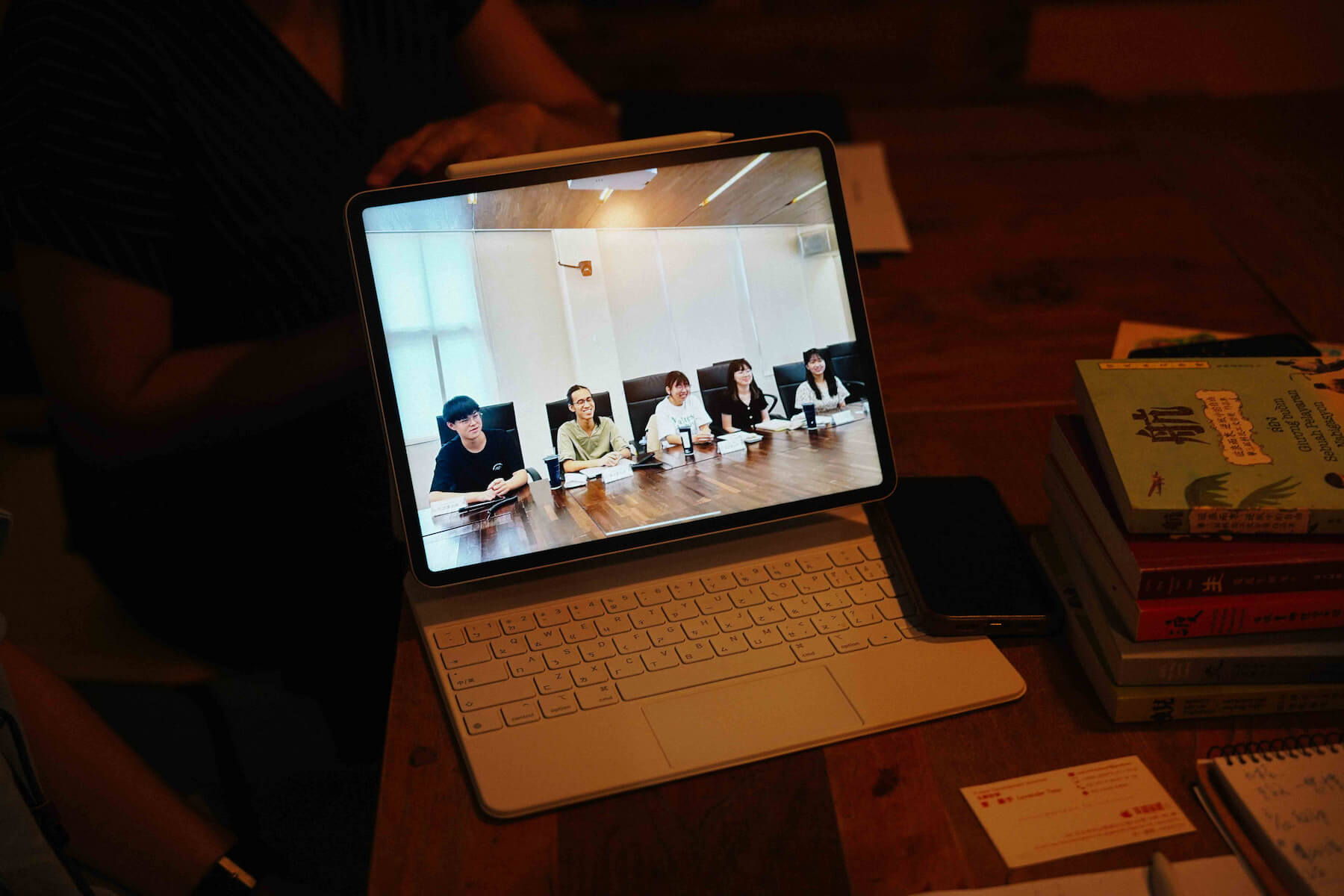 第八屆移民工文學獎的五位青少年評審。（攝影／黃銘進）