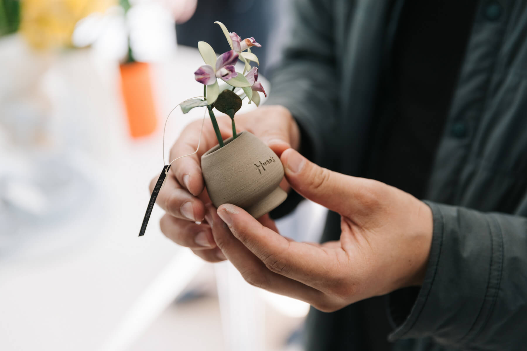 在蘭協的推廣之下以蘭花為語彙的創意越來越豐富，圖為皮革創作者Huan‘s design以皮革詮釋的蘭花。