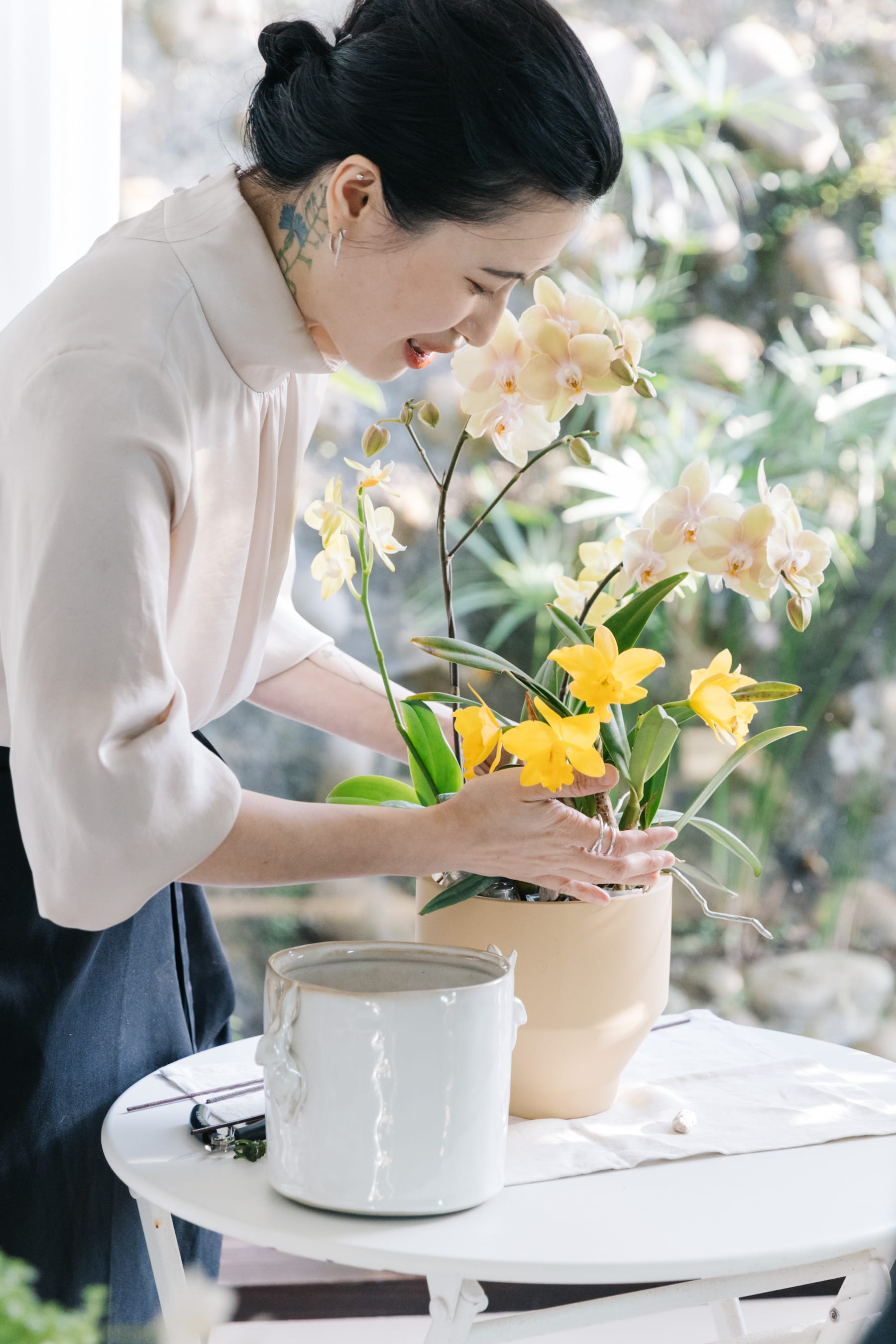 Yuty以蝴蝶蘭和嘉德麗雅蘭示範不同種蘭花的搭配組盆，日常中可根據花型、顏色創造自己心儀的雅致風景。