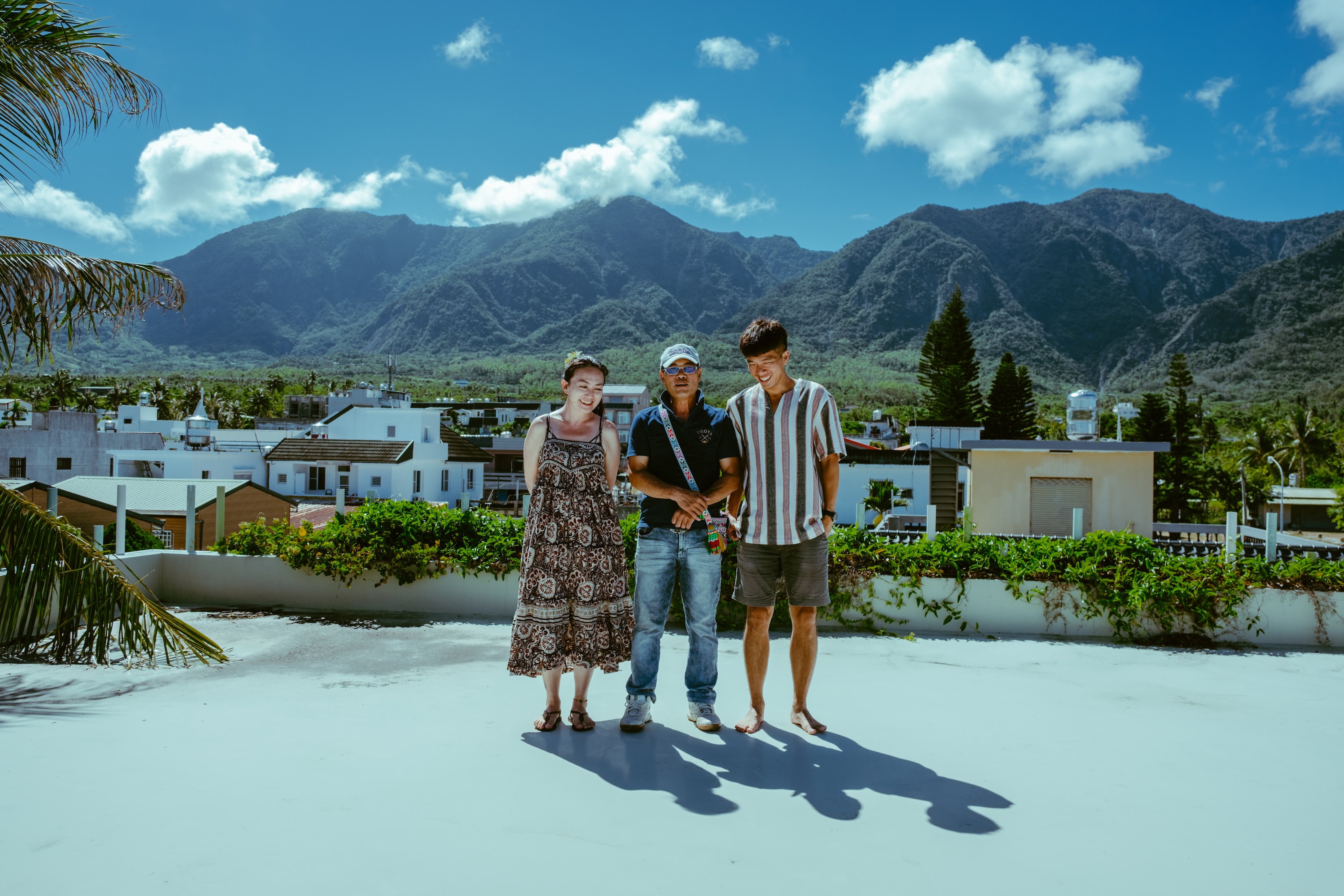 都蘭部落Kakita'an林照明（圖中）與東海岸大地藝術節策展人李韻儀（圖左）、月光．海音樂會節目統籌鄭宜豪（圖右）。