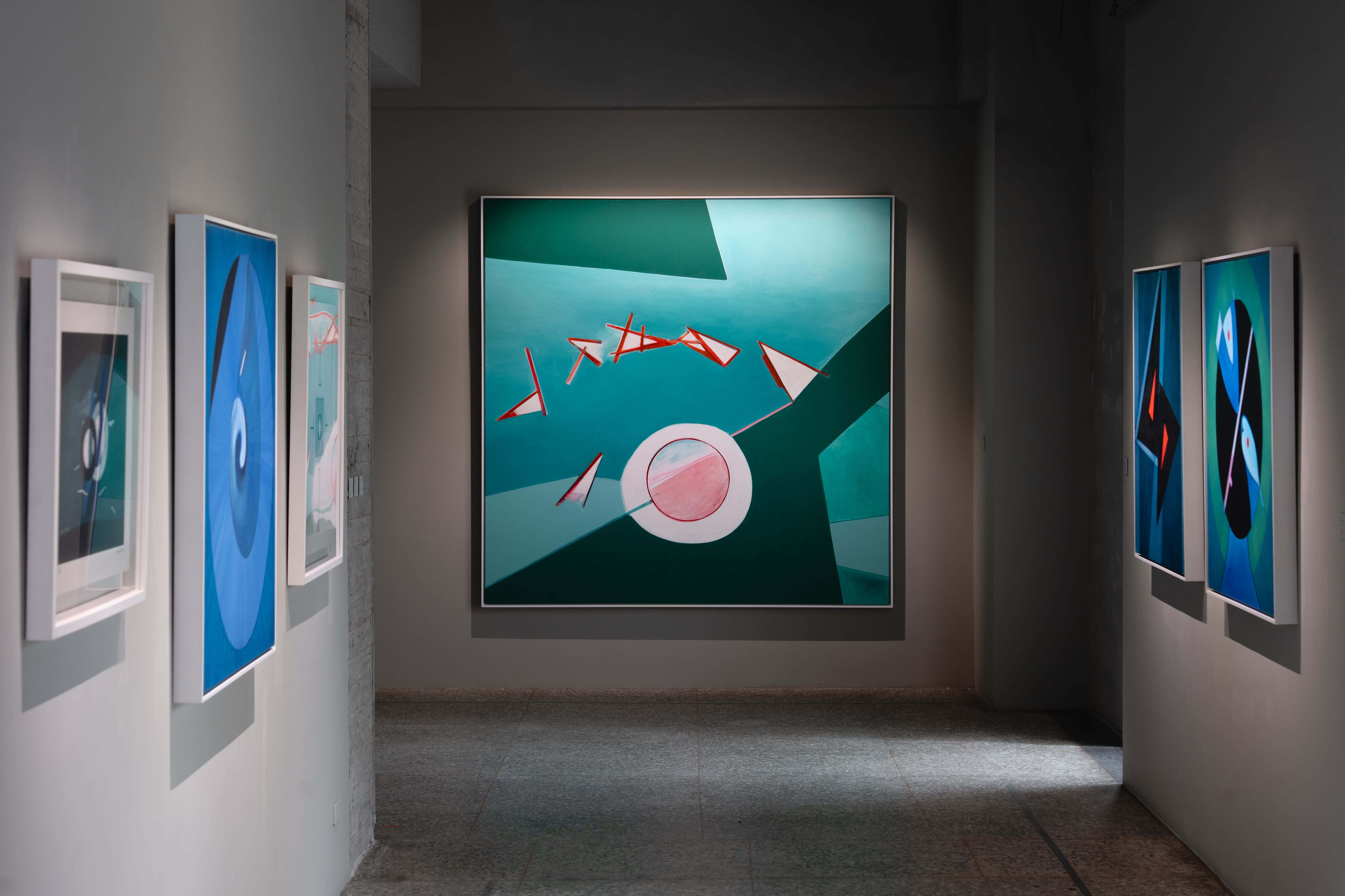 霍剛以去除多餘回到本質的「減法」，探尋形的空間意趣，善用邊線和色塊來壓縮、扭轉空間。