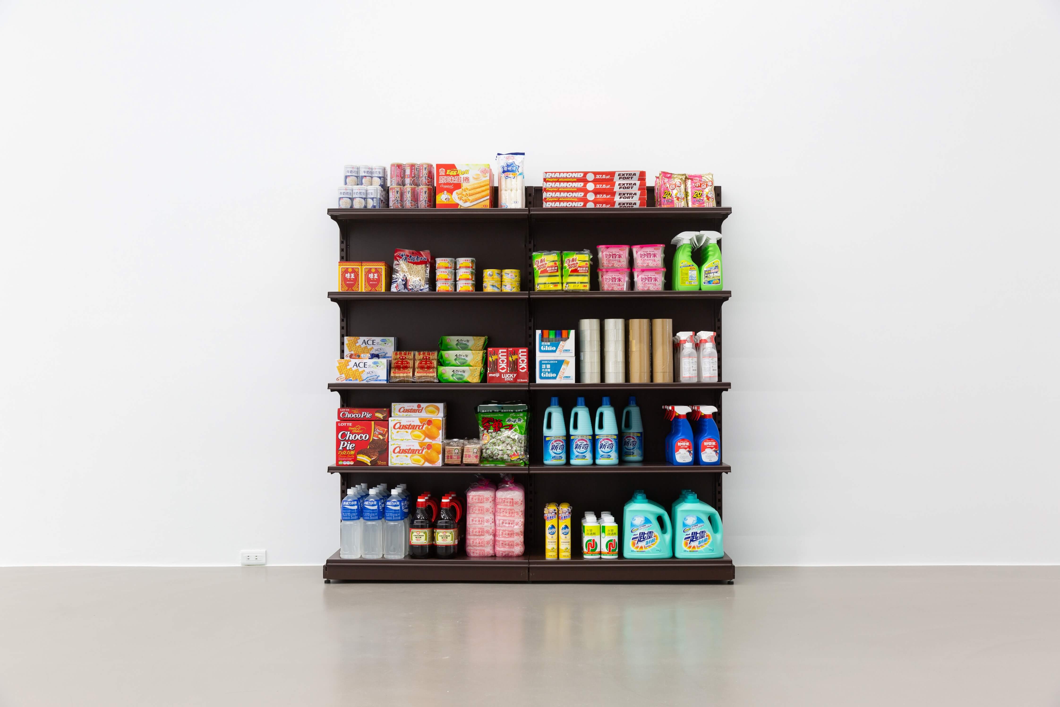 李明學，〈溢出的記憶〉，2019，超市與超商物件，尺寸依場地而定。臺北市立美術館典藏。