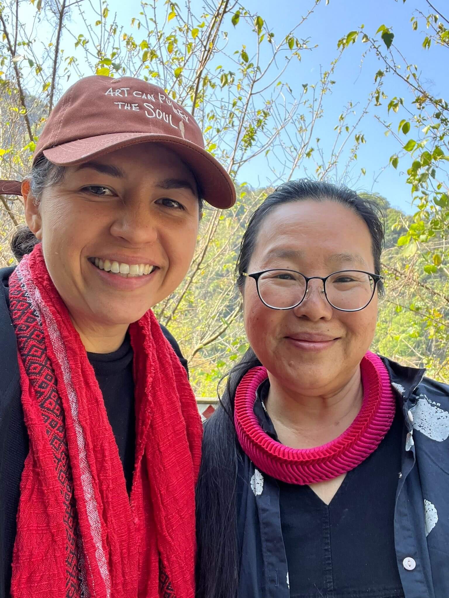 葛莉絲.莉莉安.李(左)專長於編織與現代藝術,作品獲多所頂尖美術館典藏,同時投入社區合作,致力於推動原民美學登上國際舞台,持續為原民文化發聲。