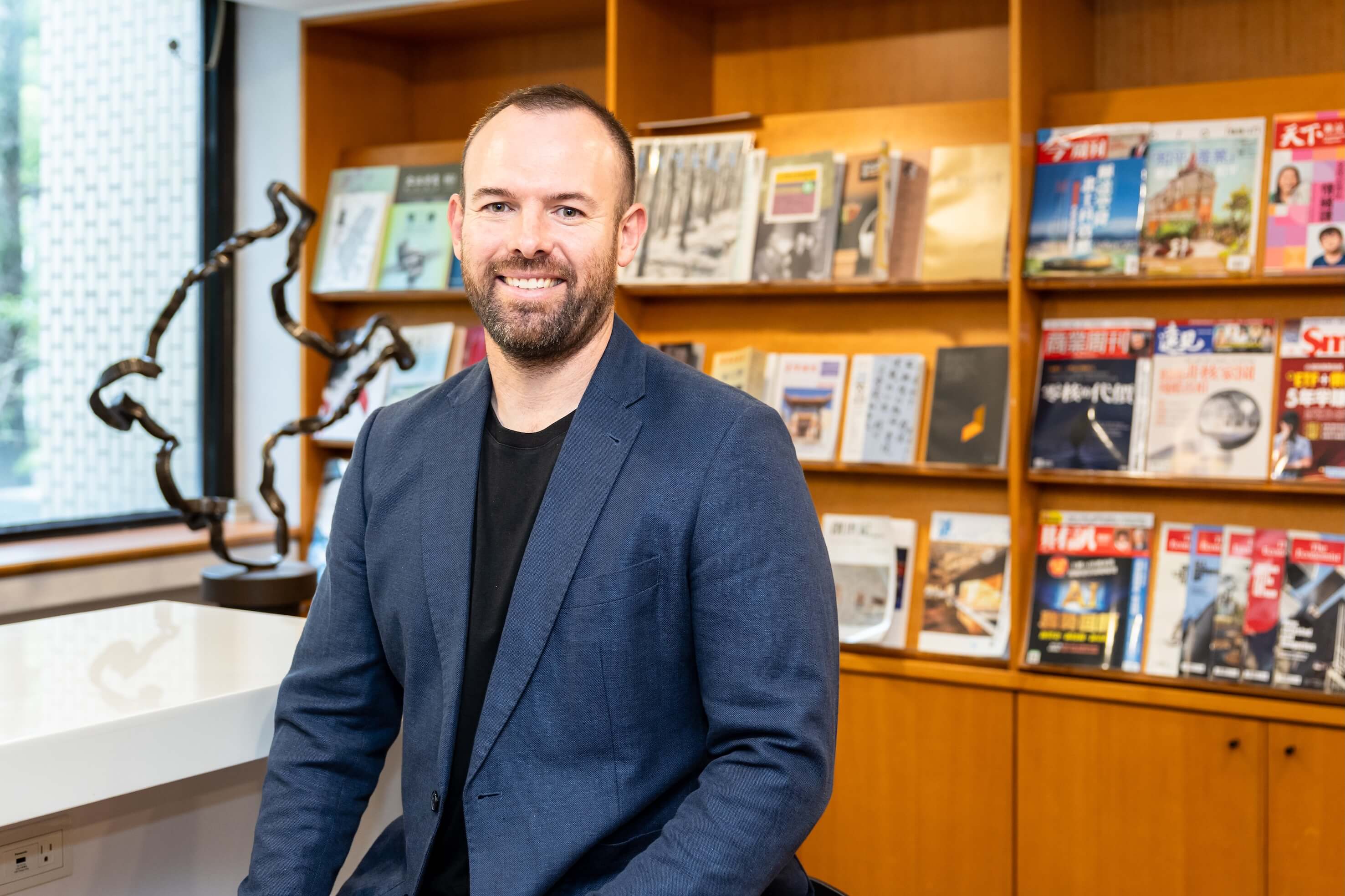 活躍於國際表演舞台,約書亞・豪爾現任南澳馬戲中心藝術總監,致力於以創意形式復興瀕危語言,以及探索身體作為語言的表達載體。