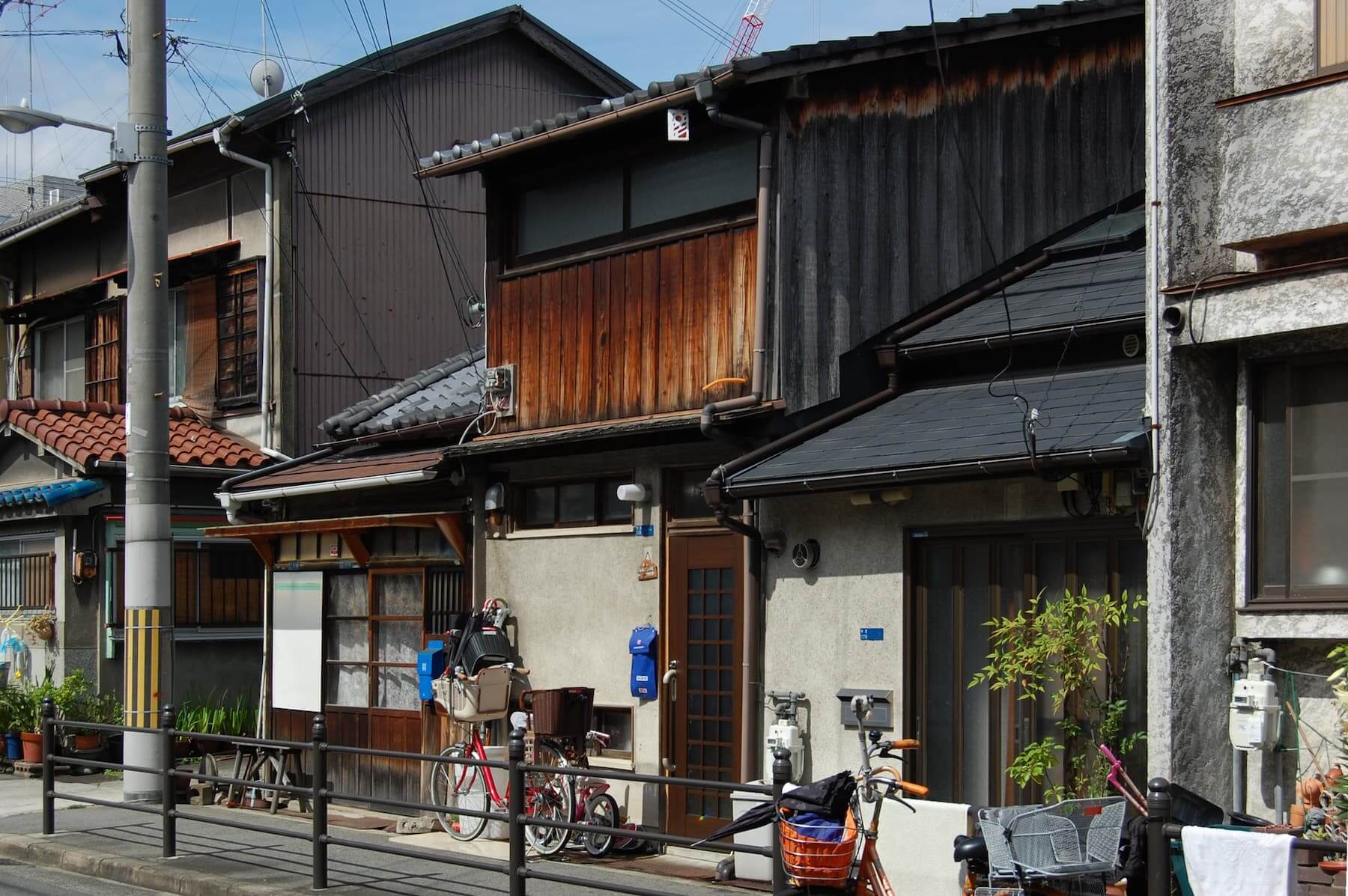 安藤忠雄的老家與其代表作「住吉的長屋」同為三連棟長屋的中央戶，安藤也曾親自參與屋頂增建與室內改裝。©Hiromitsu Morimoto  