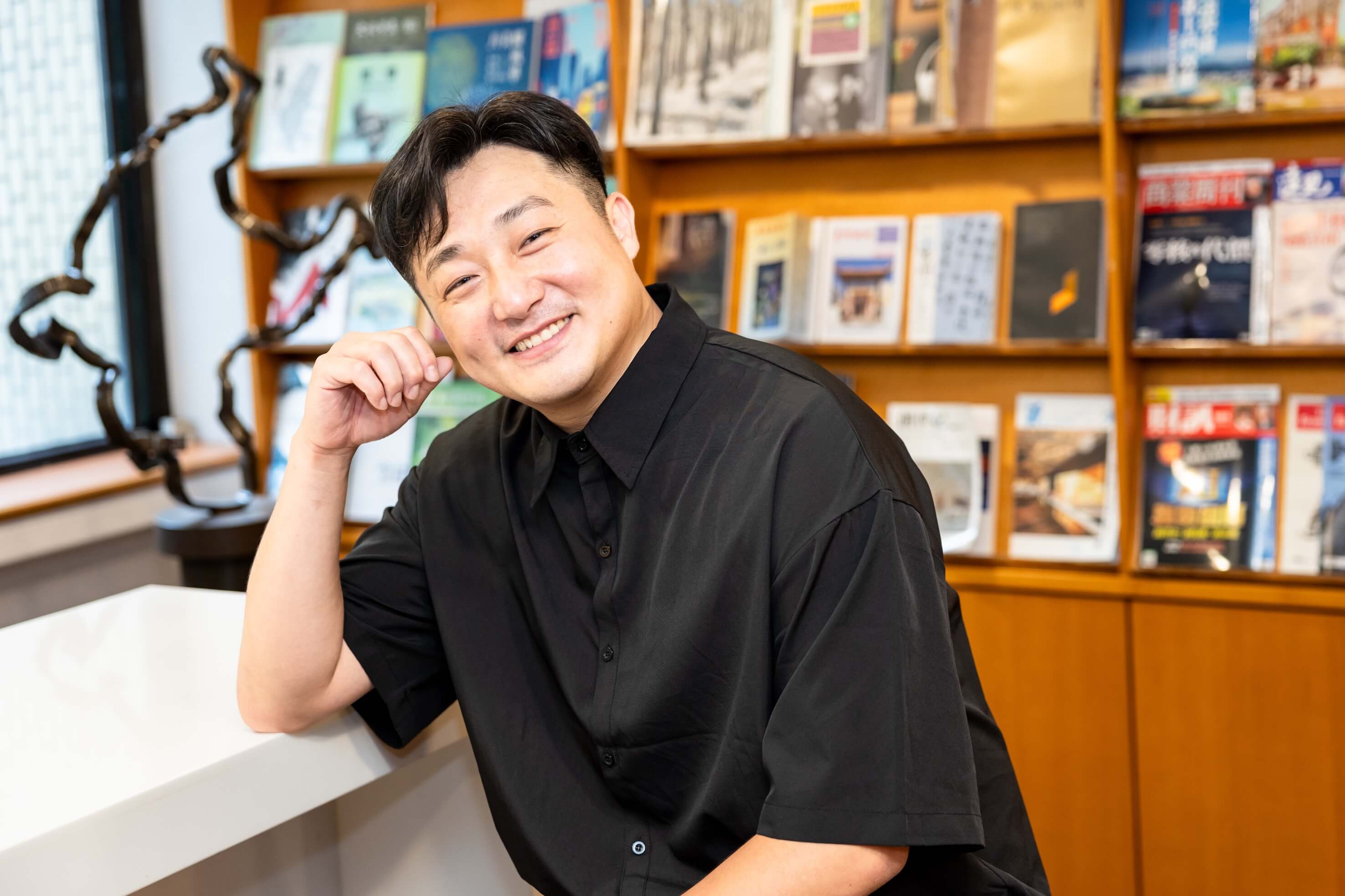 FOCASA馬戲團藝術顧問李宗軒,創作橫跨舞蹈、馬戲、肢體劇場,擅長運用道具與肢體建構舞台運動的框架與規則,映照人與環境之間的動態關係。