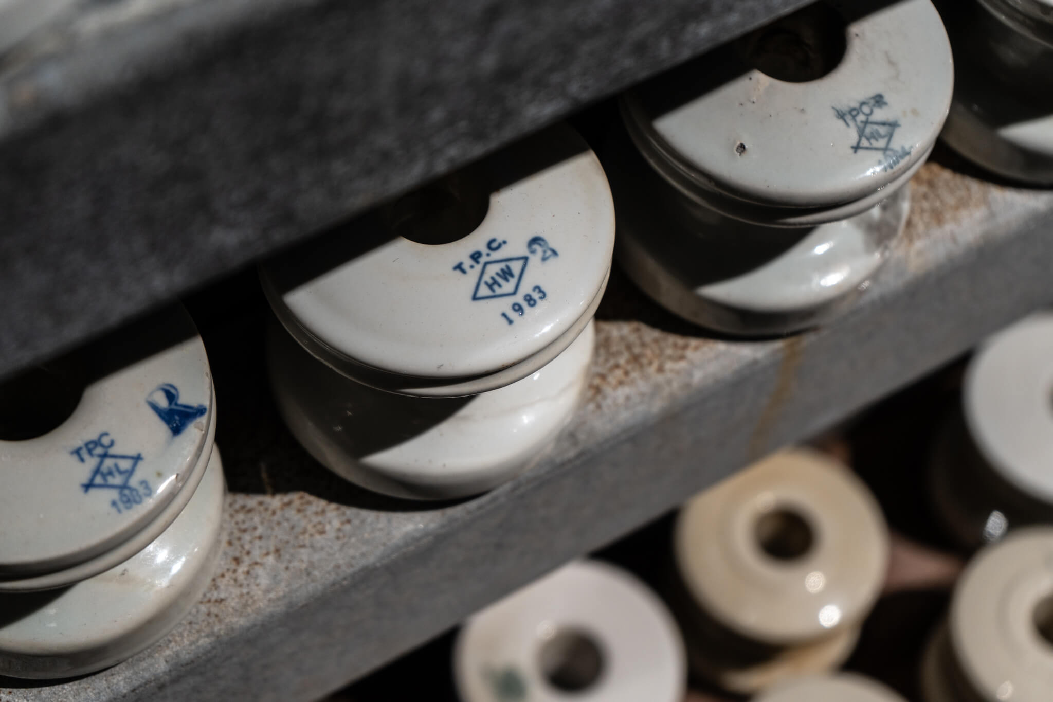 雜貨電販售印有製造年份的軸型礙子，提供觀者購買與收藏。