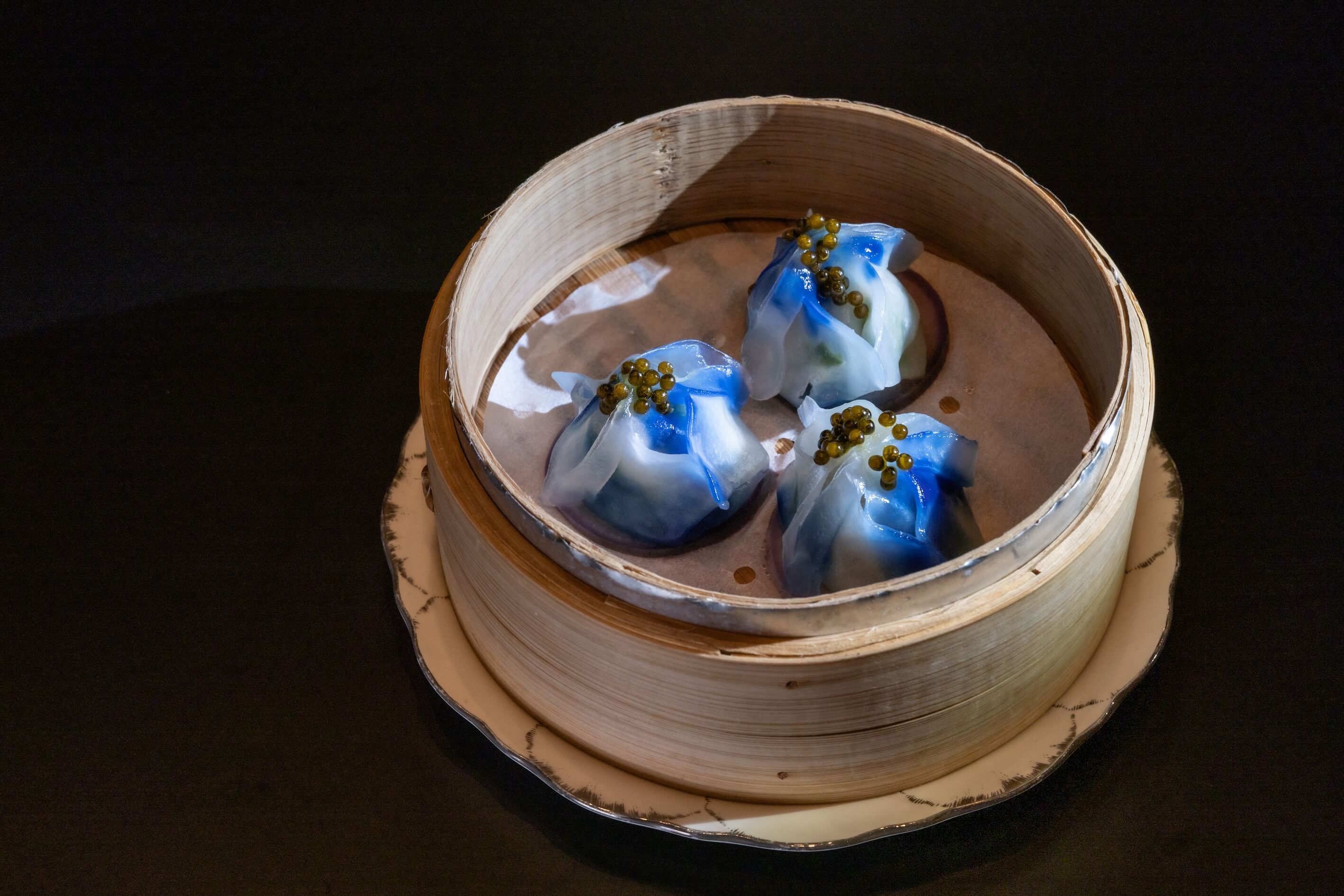 吸睛又美味的「魚子醬彩蝶餃」出自台北文華東方雅閣鄭國雄之手。攝影／汪正翔