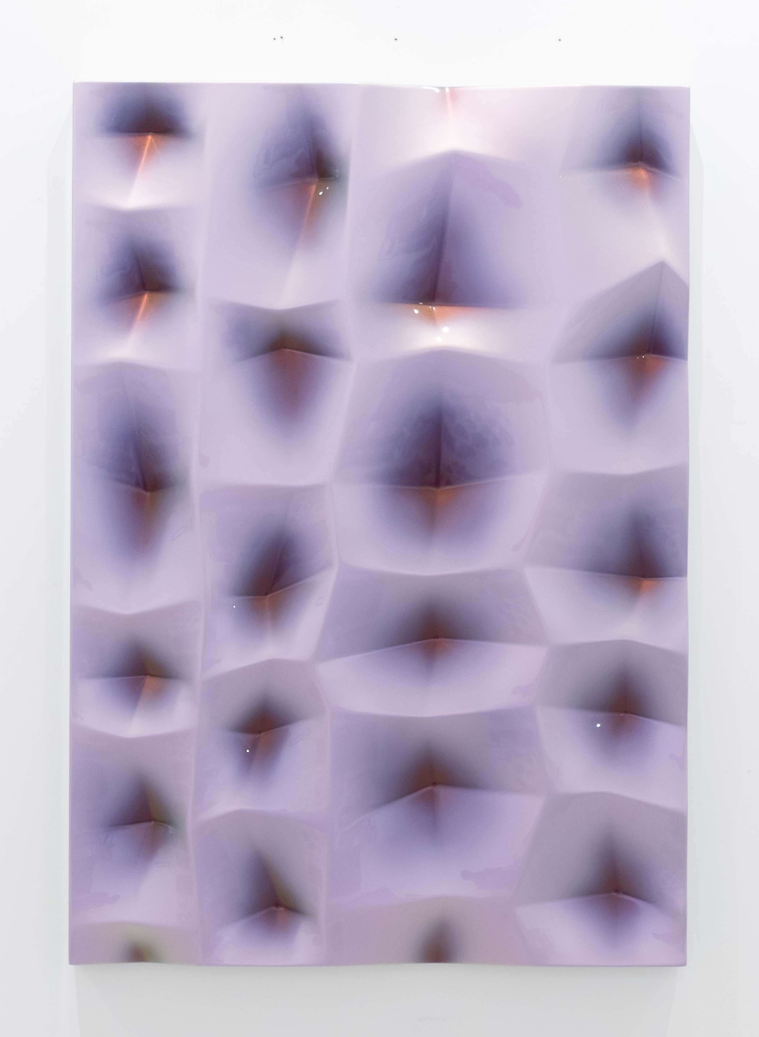威利・希伯《版面物件》，木質纖維板、干涉色琺瑯漆，100 × 70 × 6.5 cm，2025／藍騎士藝術