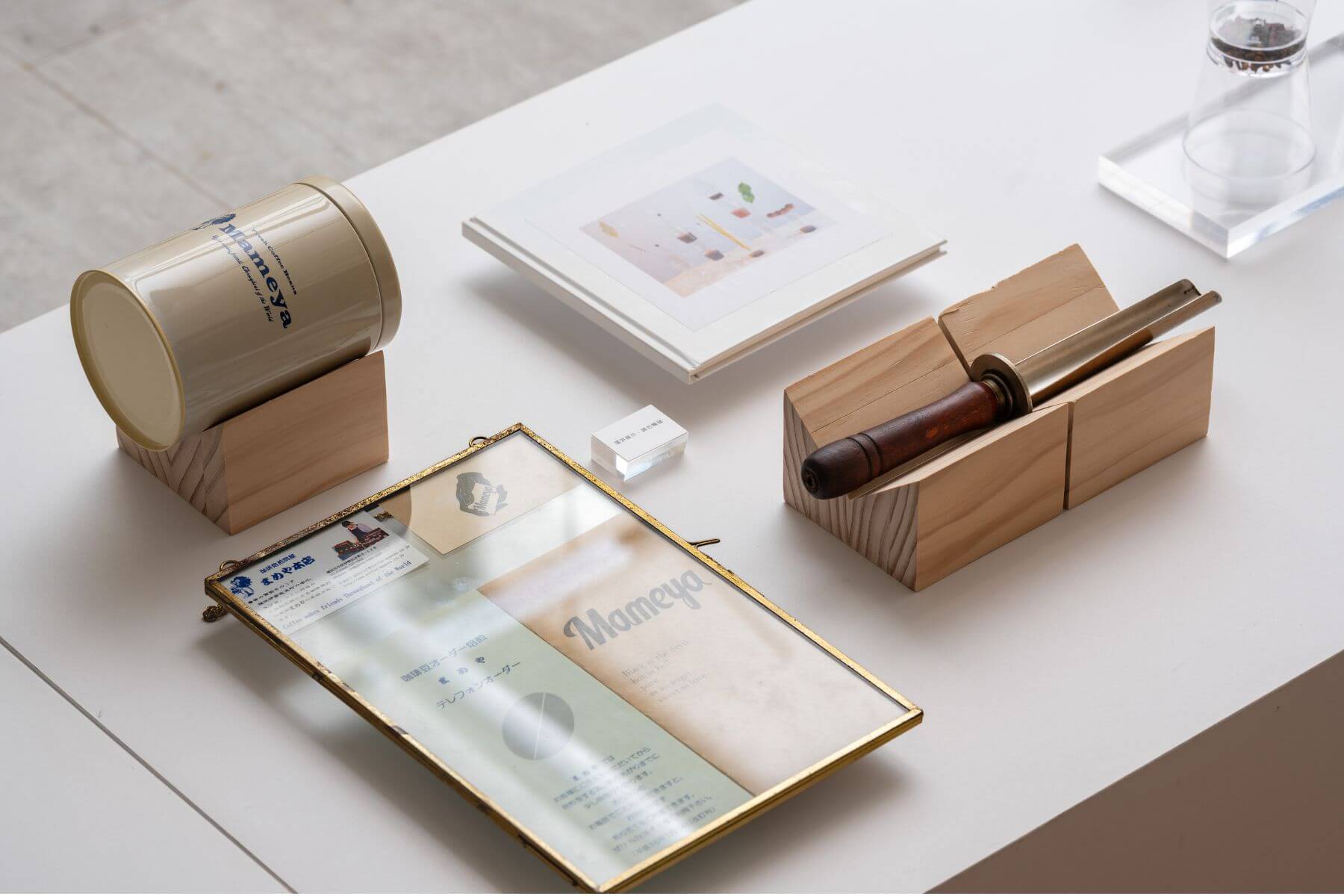 圖 ∕ 日本橫濱咖啡品牌MAMEYA，於展覽現場展示咖啡物件與品牌文件。