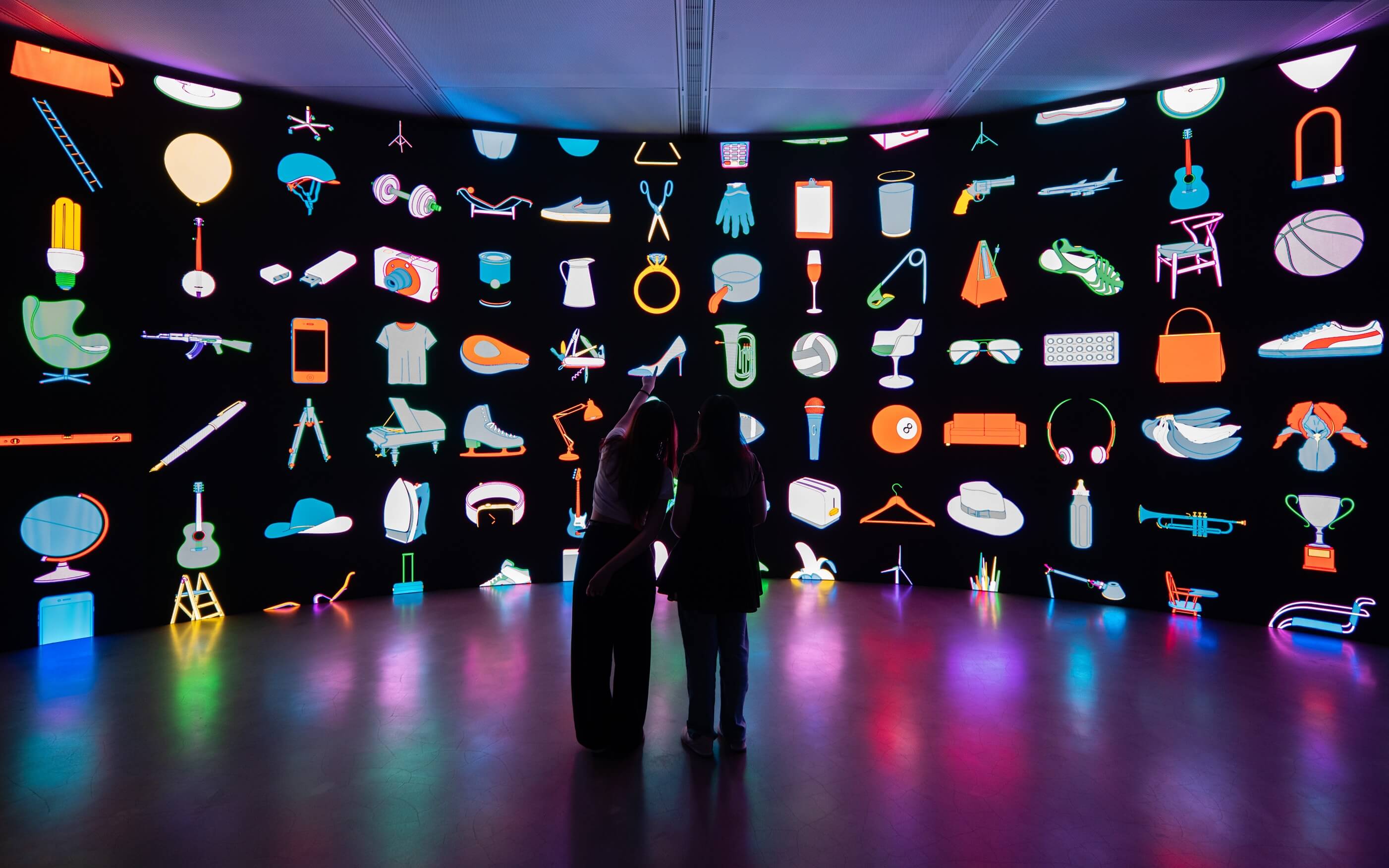 沉浸式數位裝置《宇宙》（Cosmos）在此次展覽於海外首次登場，成為一大亮點。© Michael Craig-Martin. 攝影：陳李視物，圖片提供：高雄市立美術館
