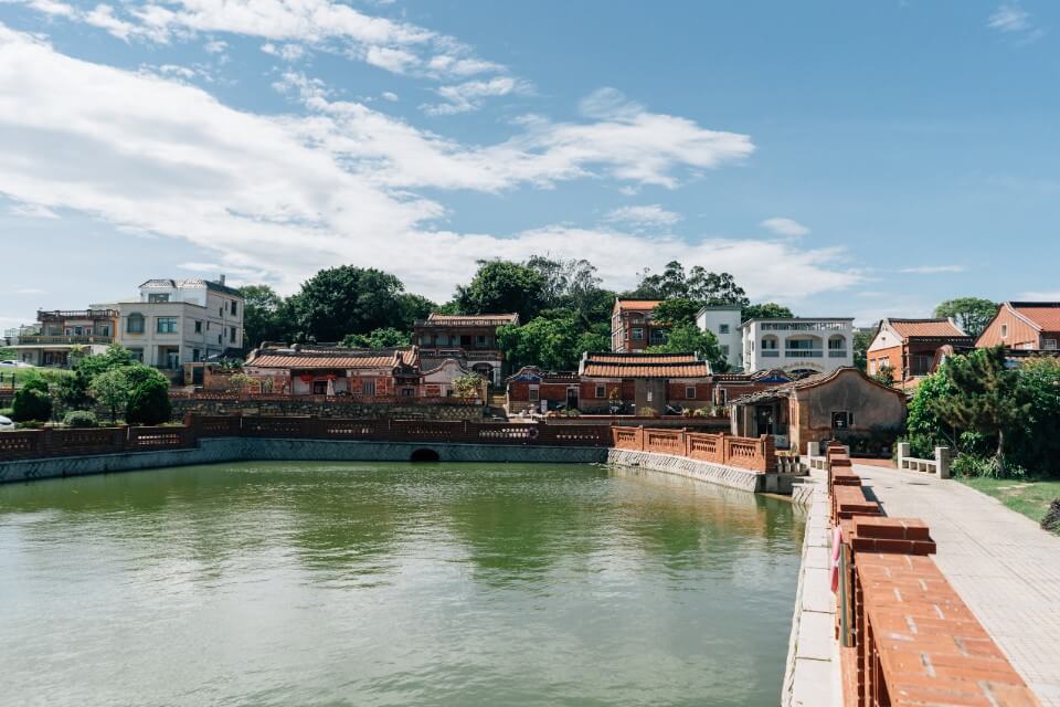 居民相信水能聚財，房屋圍著水潭而建。（圖片來源／欣傳媒）