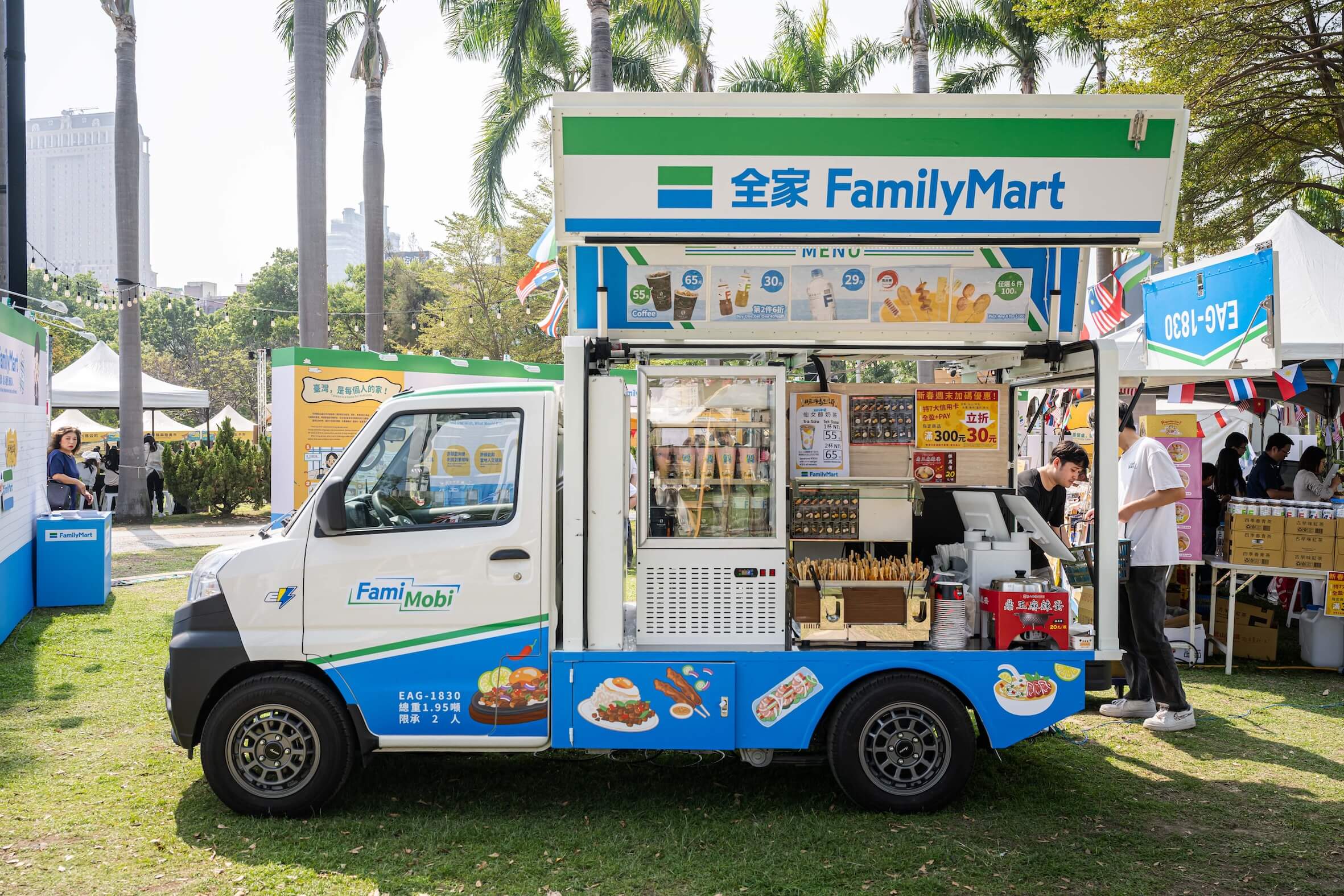 「全家」FamiMobi化身為東南亞餐車,今年將以「多元文化快閃店」的形式主動出擊,讓更多人知道「全家」友善多元文化族群的行動。(照片來源/全家便利商店提供)