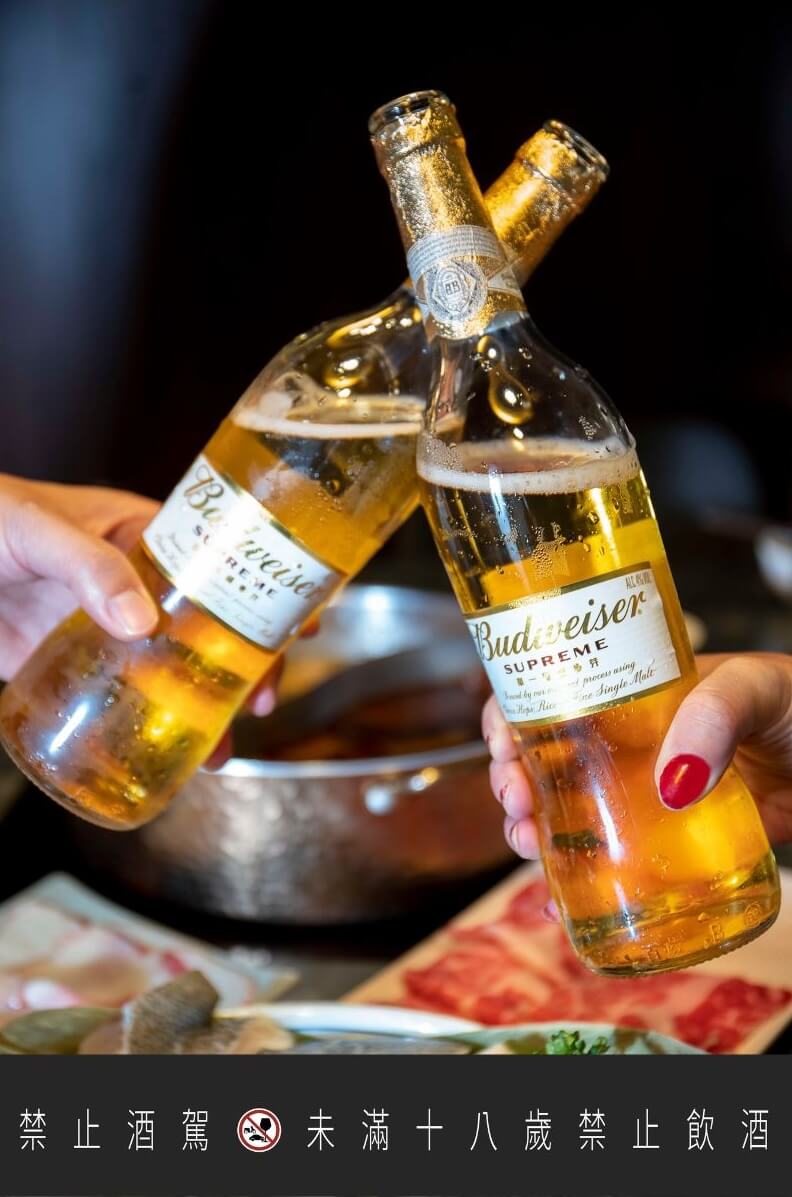 百威金尊是歡慶時刻的要角，優雅瓶身與金色酒液如香檳一般耀眼。