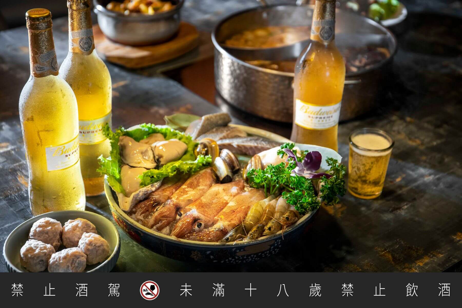 綜合海鮮盤一次嘗遍當季新鮮海味，百威金尊溫和又突出的麥芽香氣不會掩蓋海鮮風味。