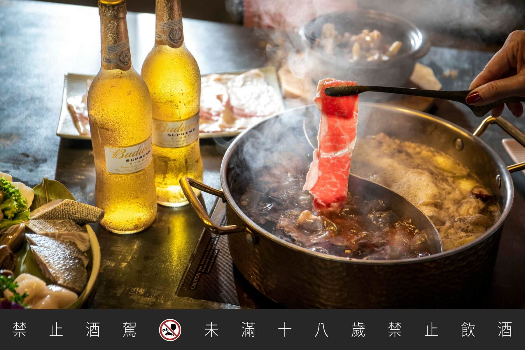 百威金尊蘊藏的果香底蘊與紅肉的野味完美搭配。