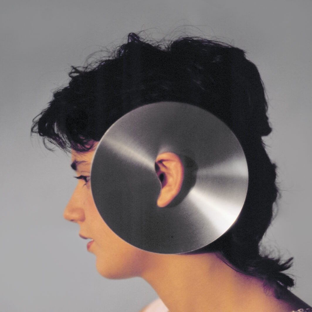 《單耳環》（Mono-Orecchini）除了是珠寶首飾，還被賦予多一層身分－完全創新的藝術呈現方式，阿維亞尼認為耳環應是突顯耳朵之美的發明，而不是喧賓奪主。© Centro Studi e Ricerche Getulio Alviani