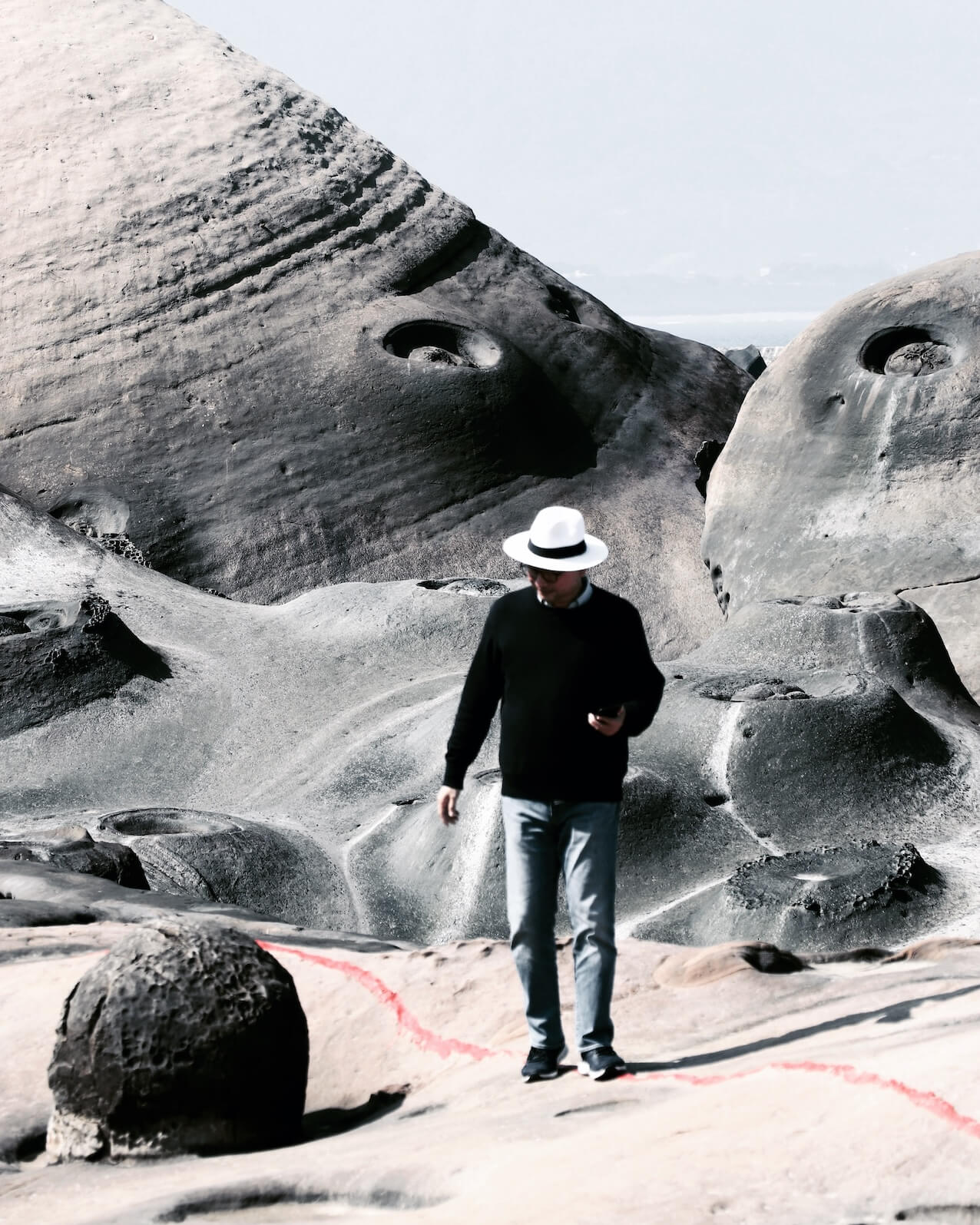 李清志舊地重遊,感受世界獨一無二的野柳偉大地景。(圖片提供/李清志)