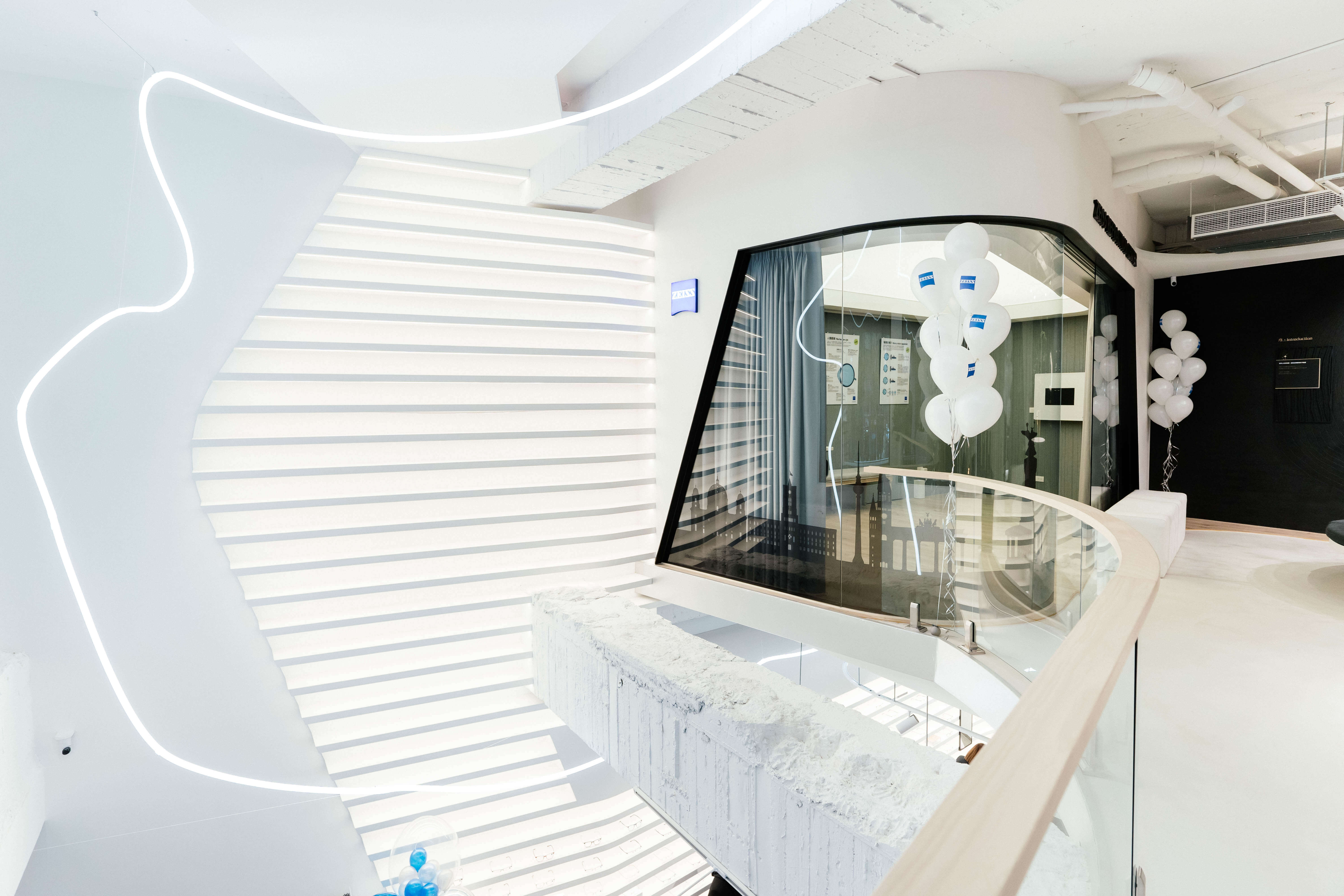 由 3 樓綿延至 1 樓的光條象徵著由過去連結至現代的光學演化歷程。