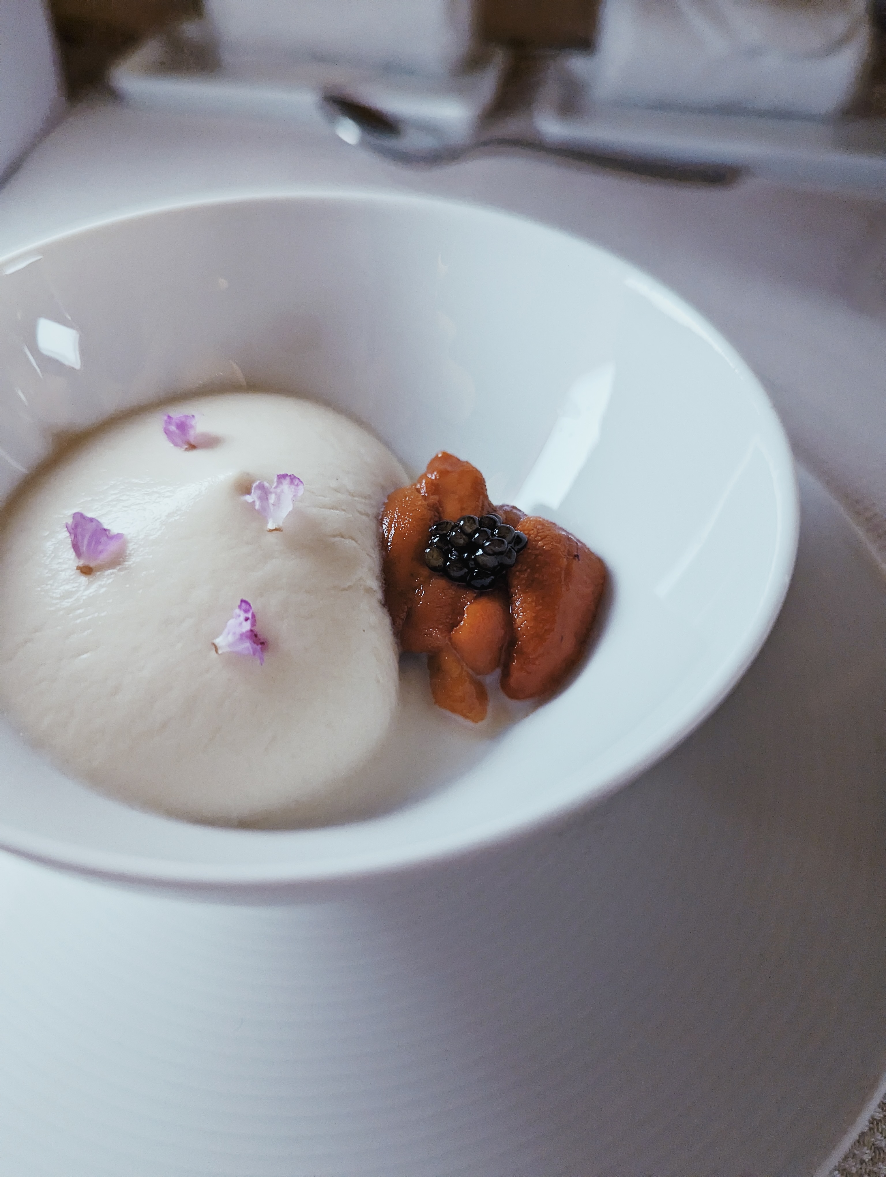 魚子醬海膽與白蘆筍奶油。（攝影／高麗音）