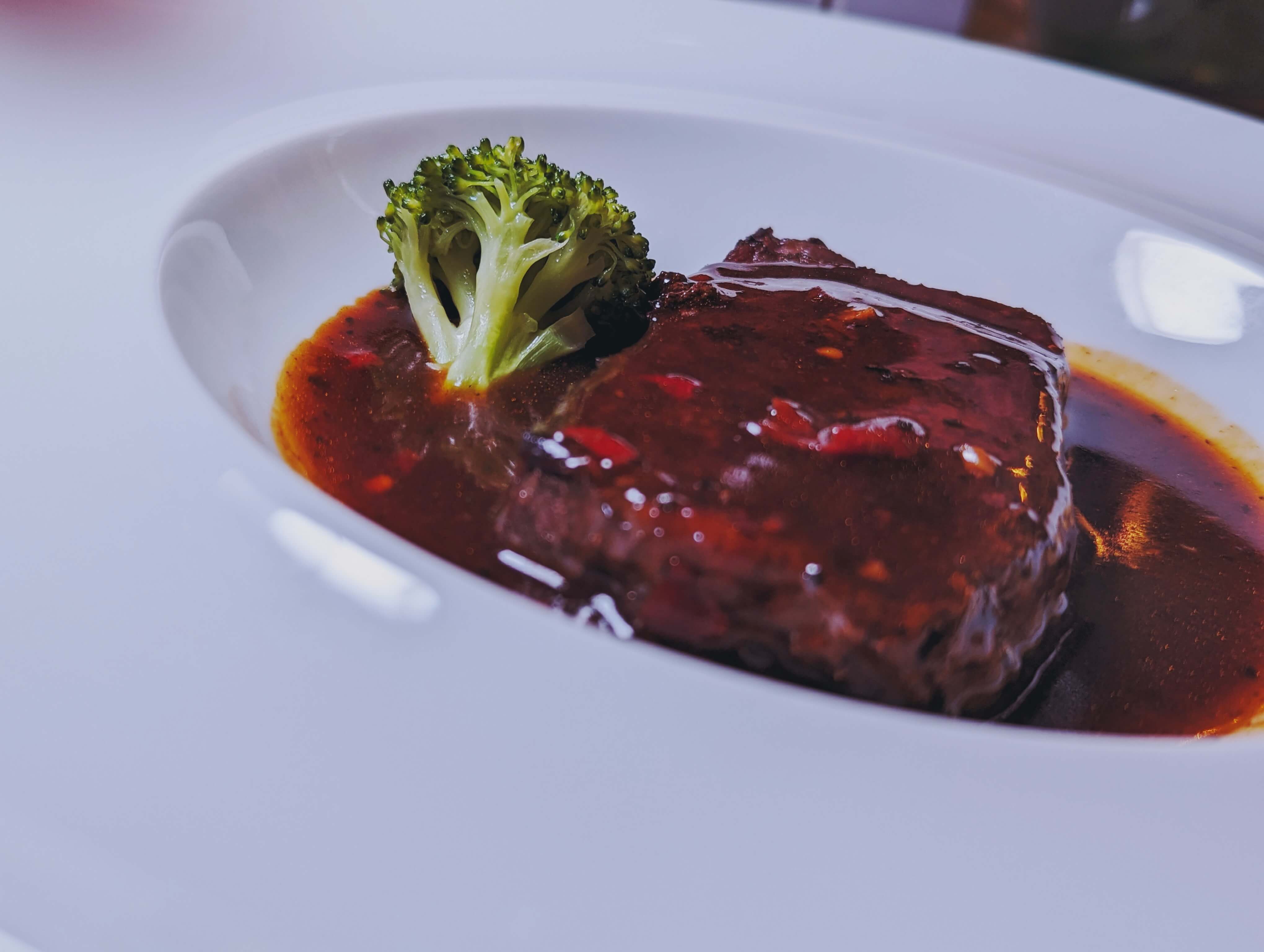 四川豆瓣醬與松露烹製的美國牛小排，是以四川基本味型為基礎的創新菜。（攝影／高麗音）