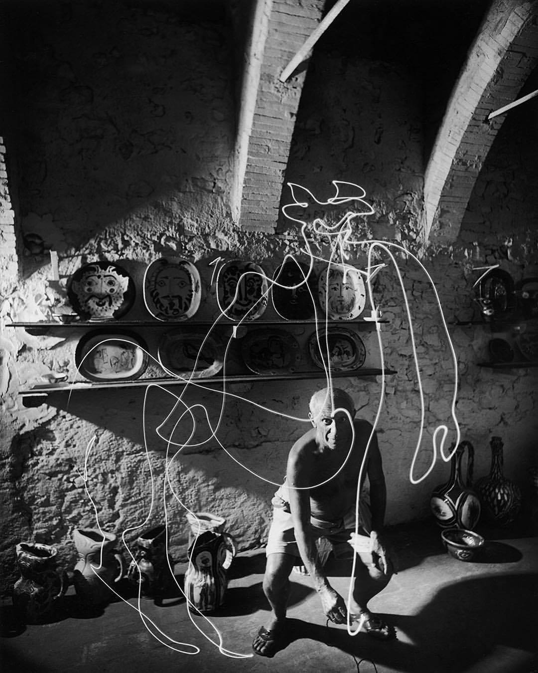 1949年畢卡索在家用燈畫出半人馬。圖片來源：life.com