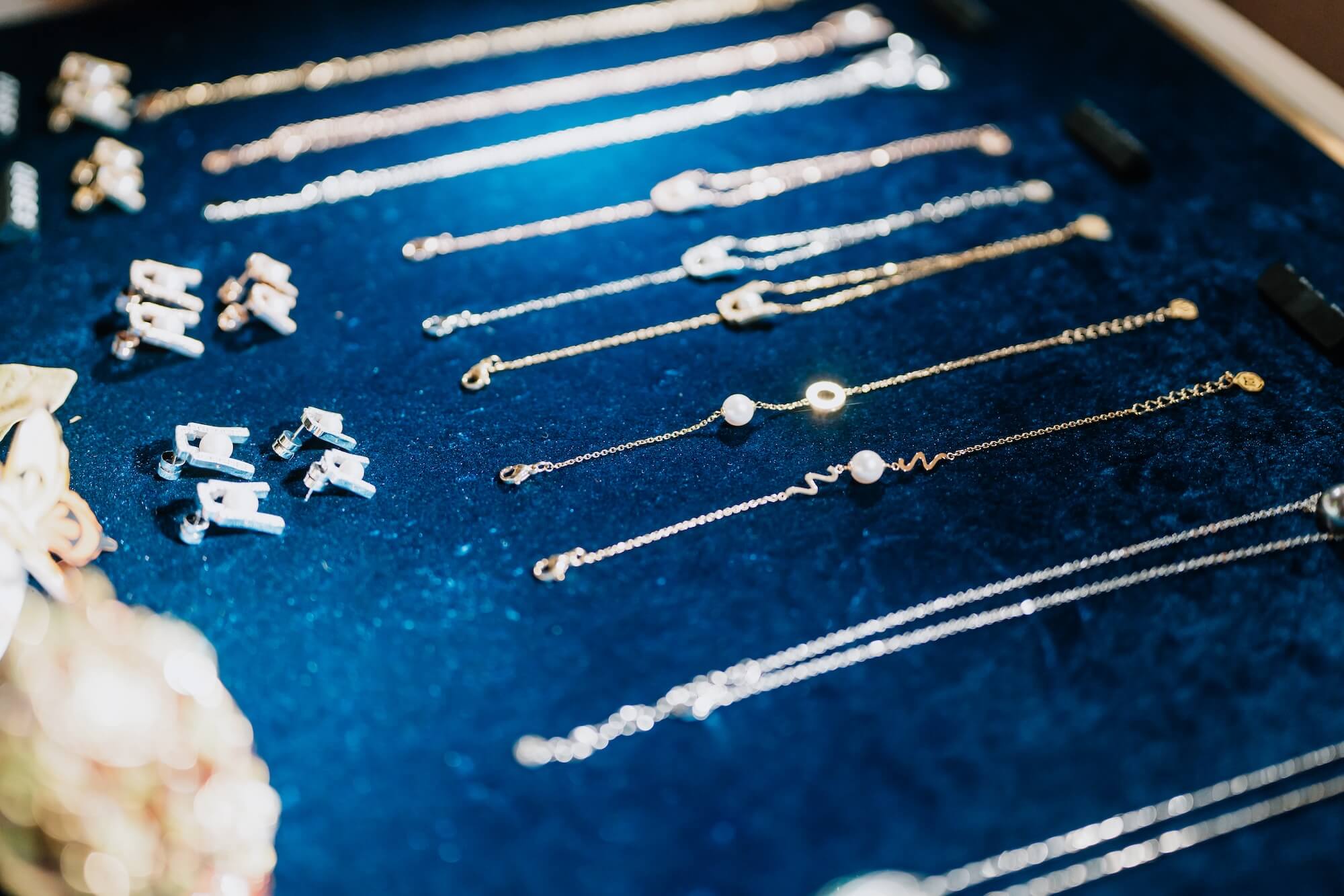 圓山大飯店紀念品部擺有以貨布鑰匙為靈感的各式精品。