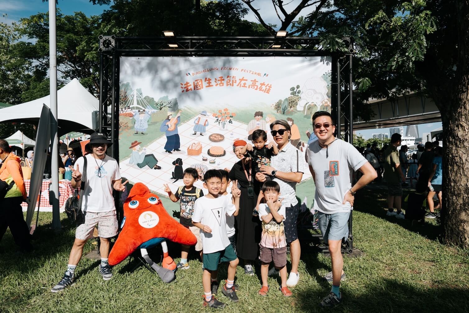 響應巴黎奧運，奧運吉祥物Phryge成為現場超夯打卡點，大小朋友體驗法式滾球、兒童足球。