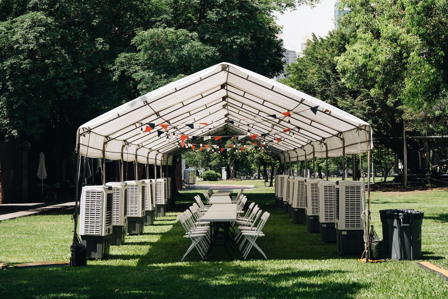 主辦單位高雄市政府、法國在台協會打造貼心宛如法式莊園般的涼爽用餐空間，法式市集攤位上也特別設置風扇，讓民眾與品牌直呼太貼心。