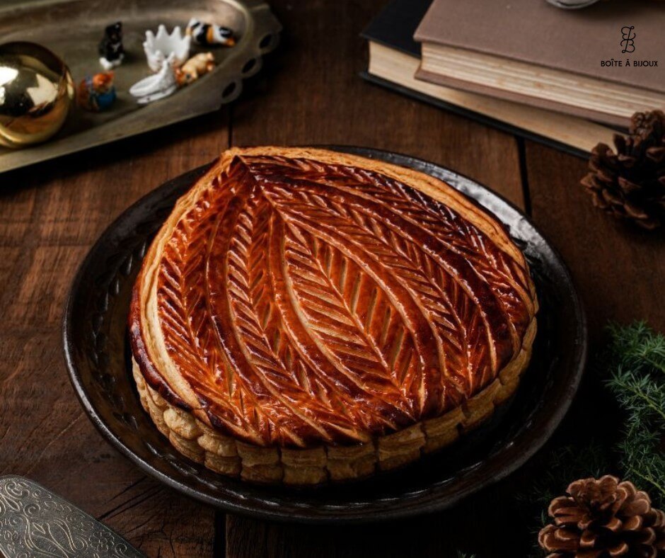 珠寶盒帶來法國人吃國外派的傳統,能夠吃到餅中藏的瓷偶的人,就是得到幸運祝福的人,可以戴上紙皇冠。