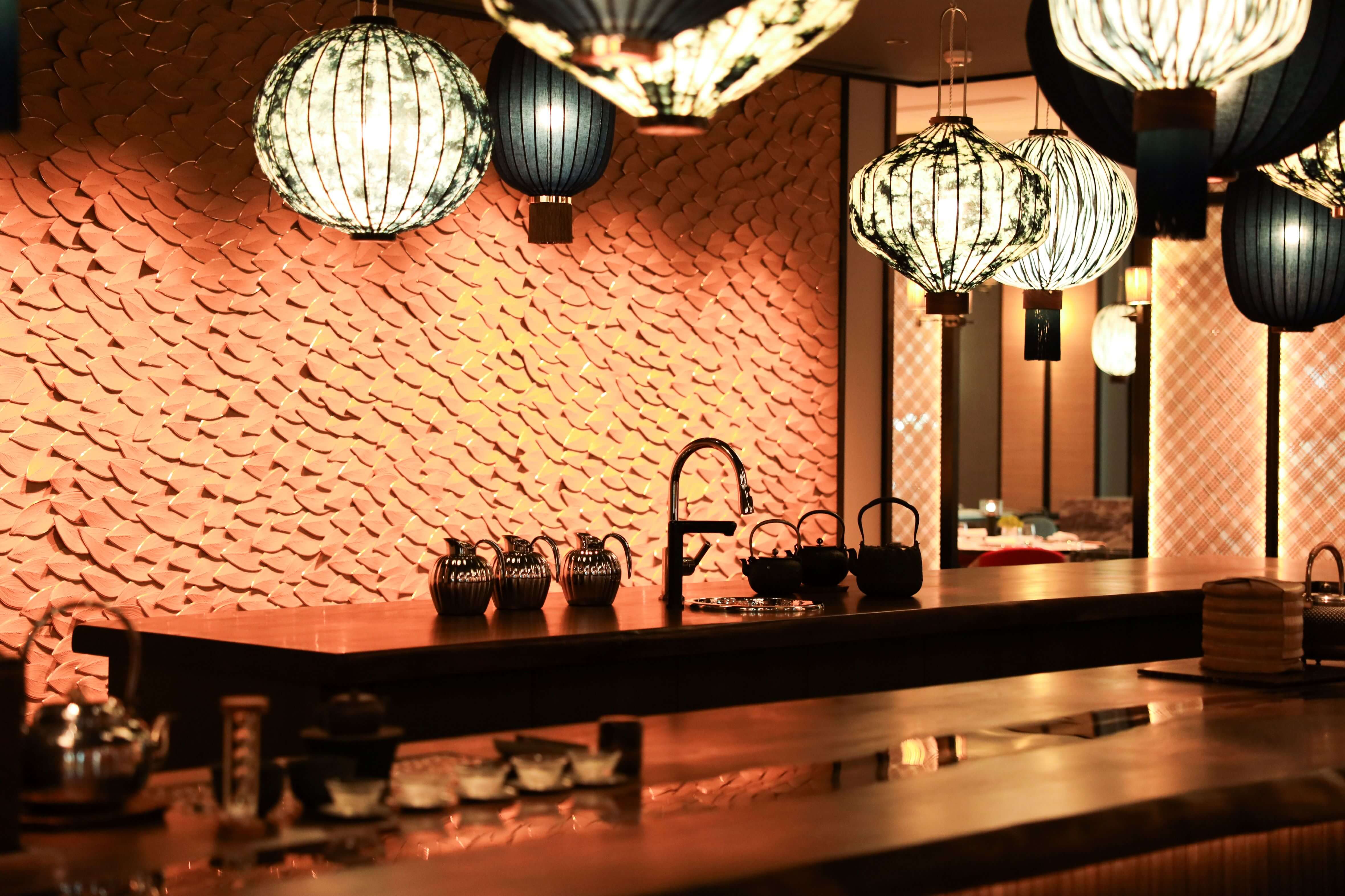 八米的胡桃木茶吧後方的牆面，為法國繩結藝術家Véronique de Soultrait的作品《葉語集》。