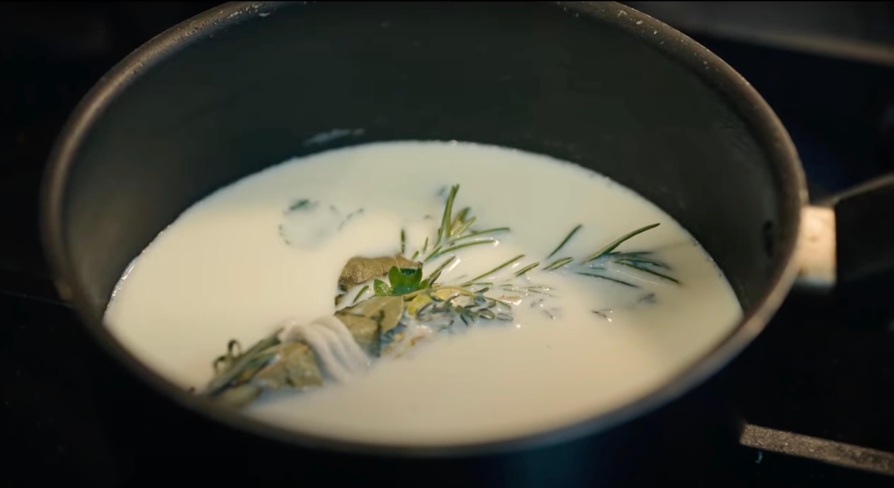 加入迷迭香與月桂葉香料煮的熱牛奶，是大熊餐廳「馬鈴薯泥」的獨特配方。