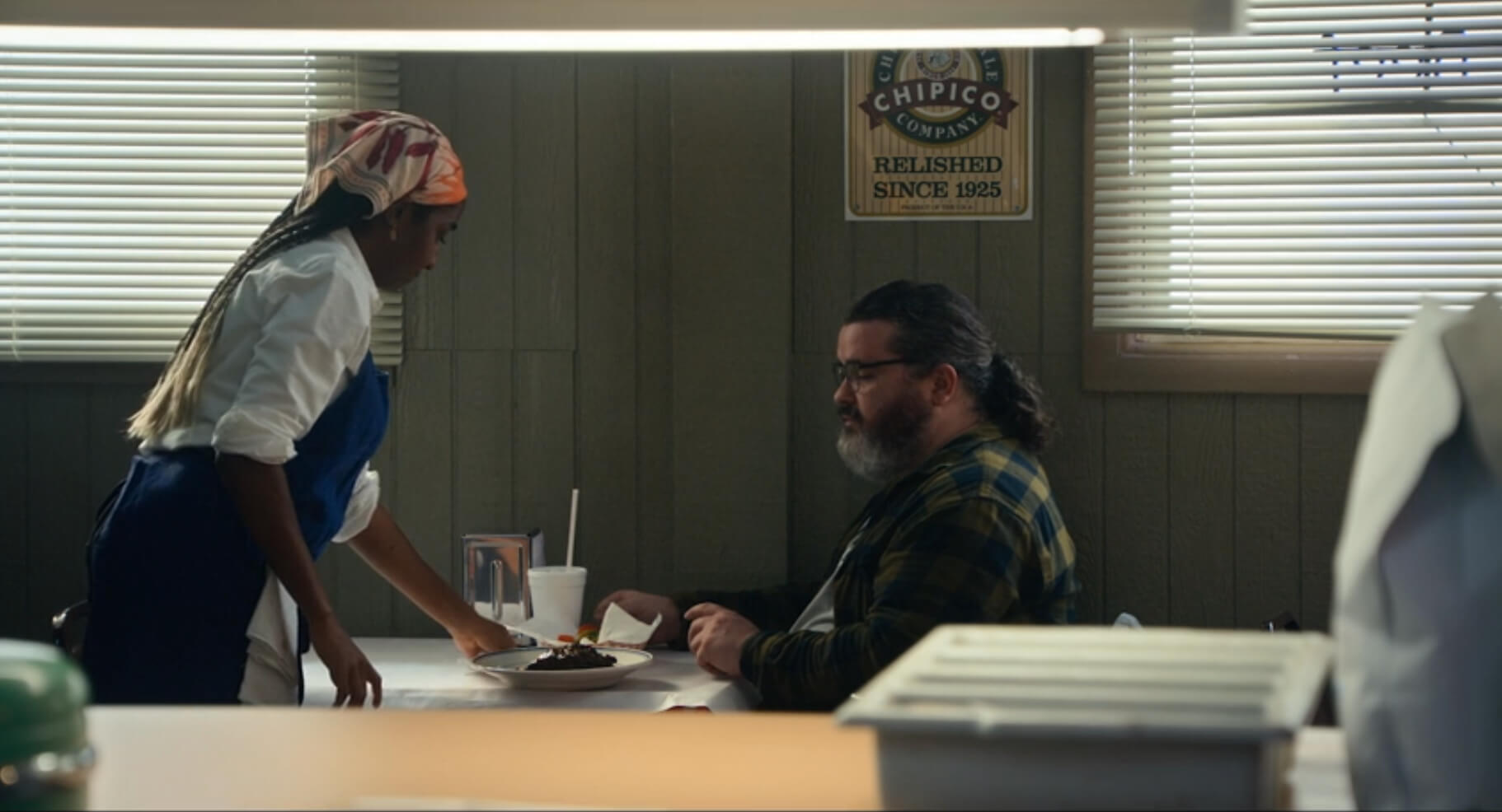 辛妮擅自將沒在菜單上的「可樂牛小排燉飯」送給客人，想不到竟是當地知名食評家，在下一集引起爆紅風暴。