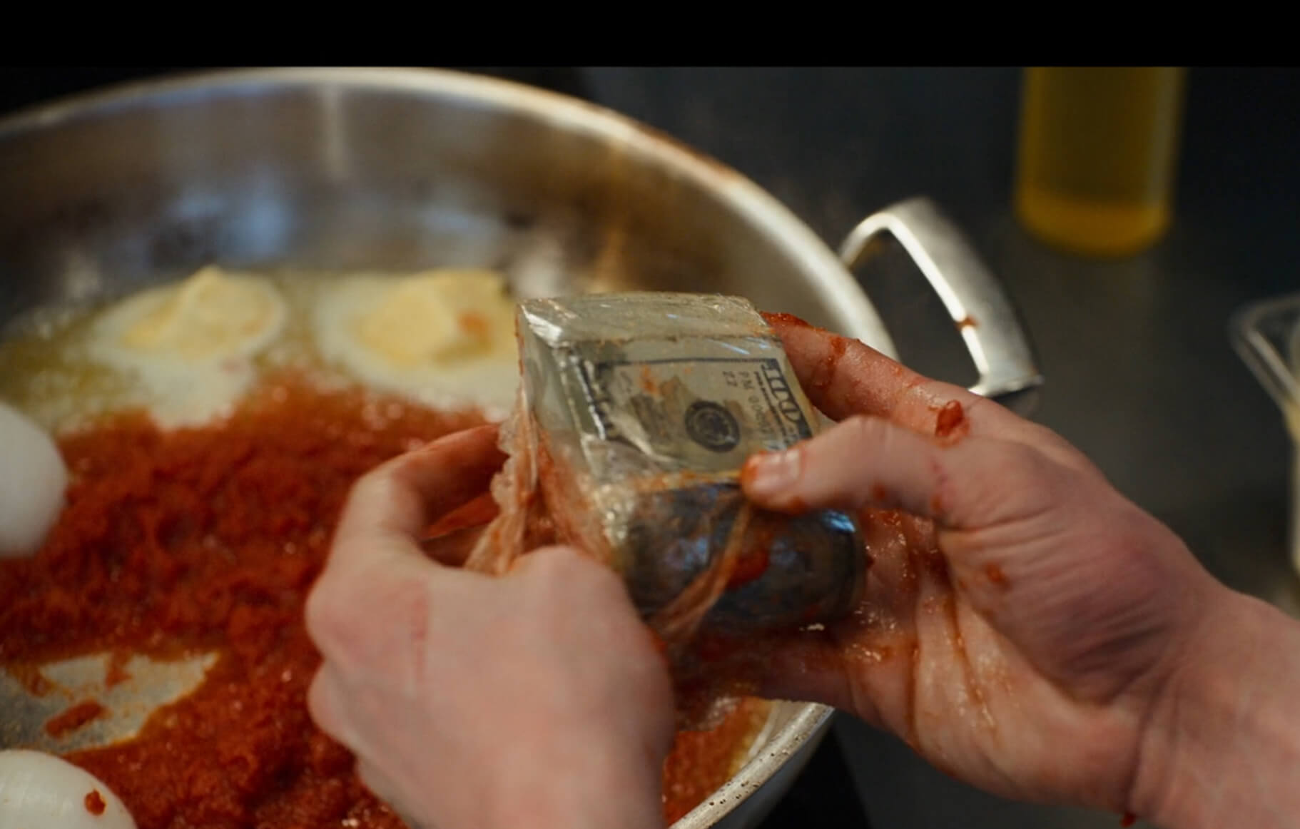 卡米在倒入番茄醬時發現哥哥留下的「驚喜」遺產。