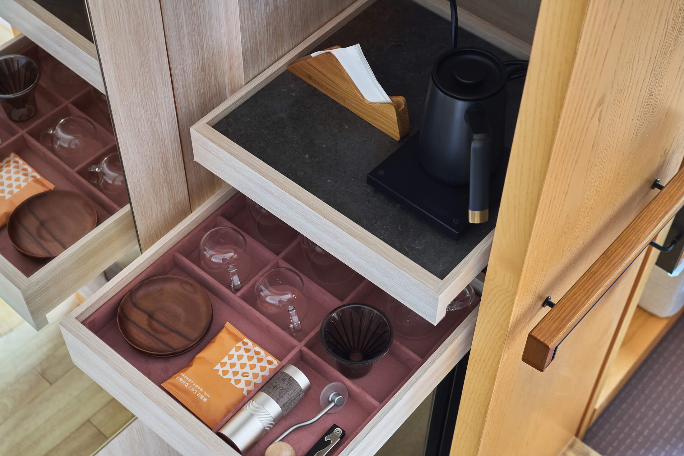 礁溪老爺客房改裝，茶點升級為華剛精品茶與握咖啡特製手磨咖啡豆。