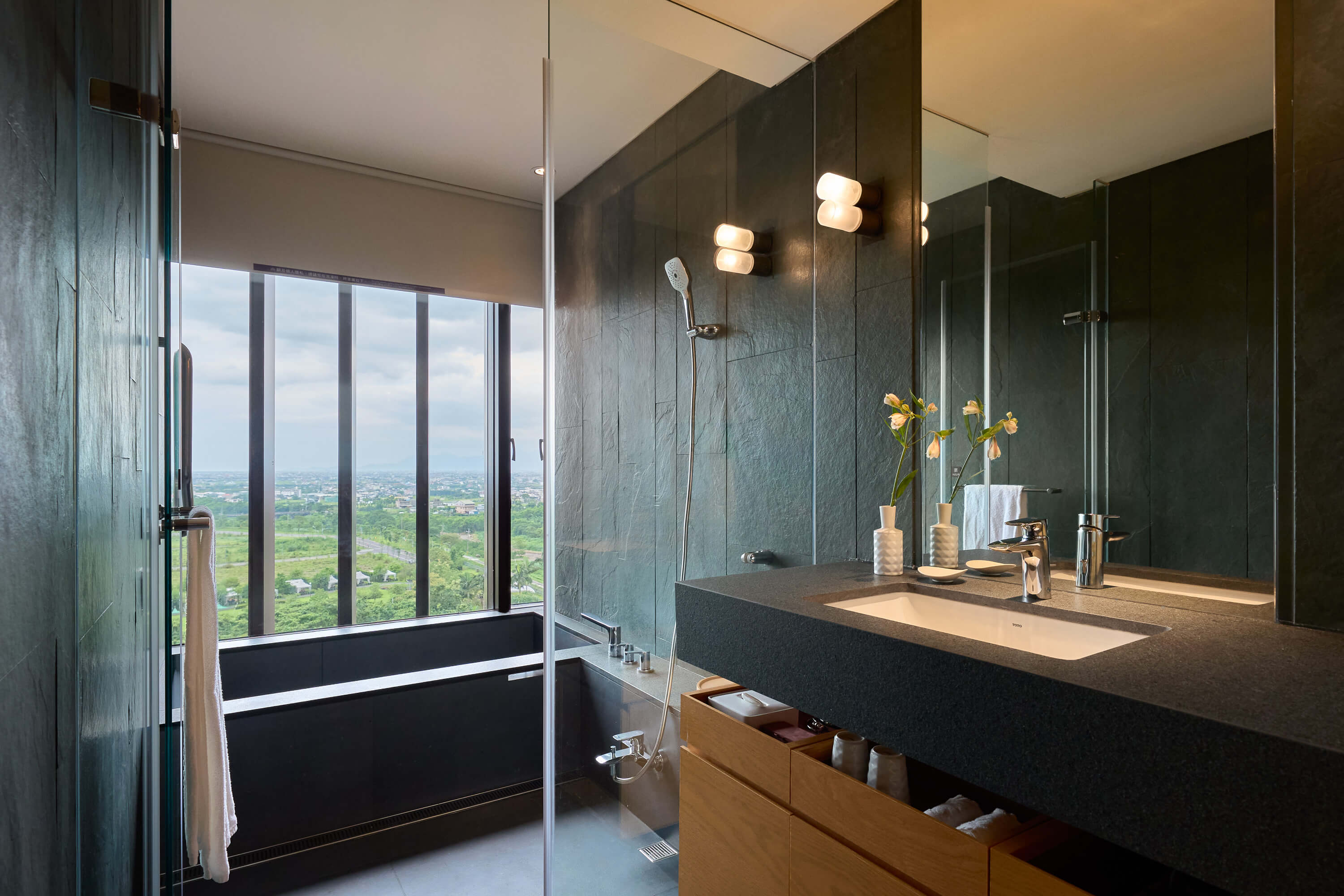 礁溪老爺客房改裝 浴池硬體全面更新，升級Dyson品牌吹風機並新增直捲髮造型器。