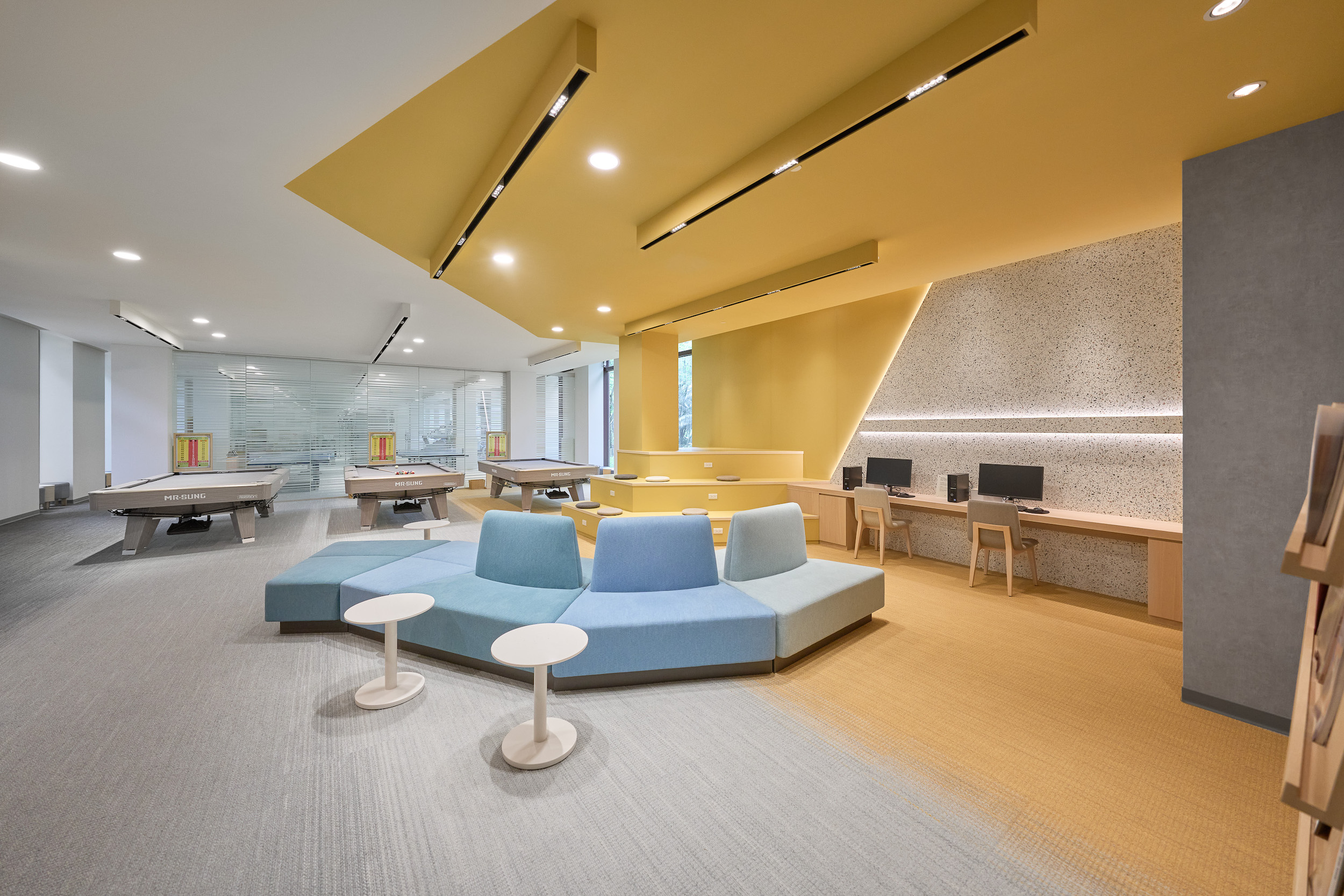 礁溪老爺酒店「育樂中心」改裝後以繽紛亮黃色營造愉悅氛圍。