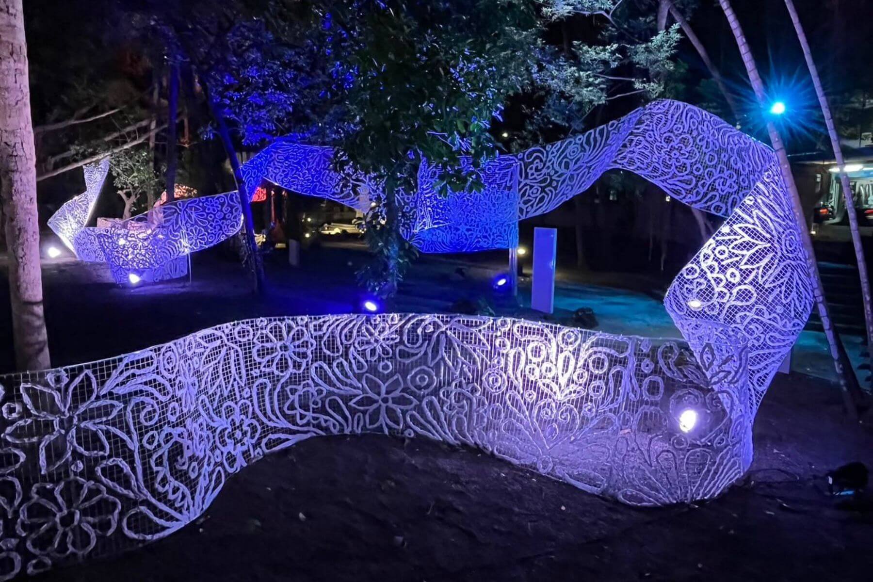 「追憶思念時光：光影裝置藝術」作品：愛與和平的織錦 Dentelle d'amour。