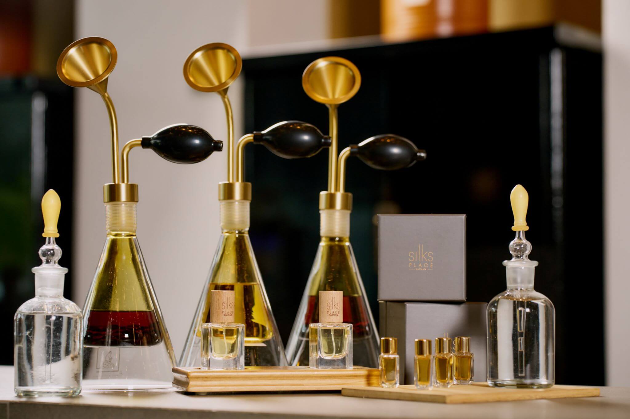 台南晶英全新住房專案，內含獨家「咖啡調香」手作課程，香調均採用天然原料搭配個人喜好，調配專屬香水伴手禮。